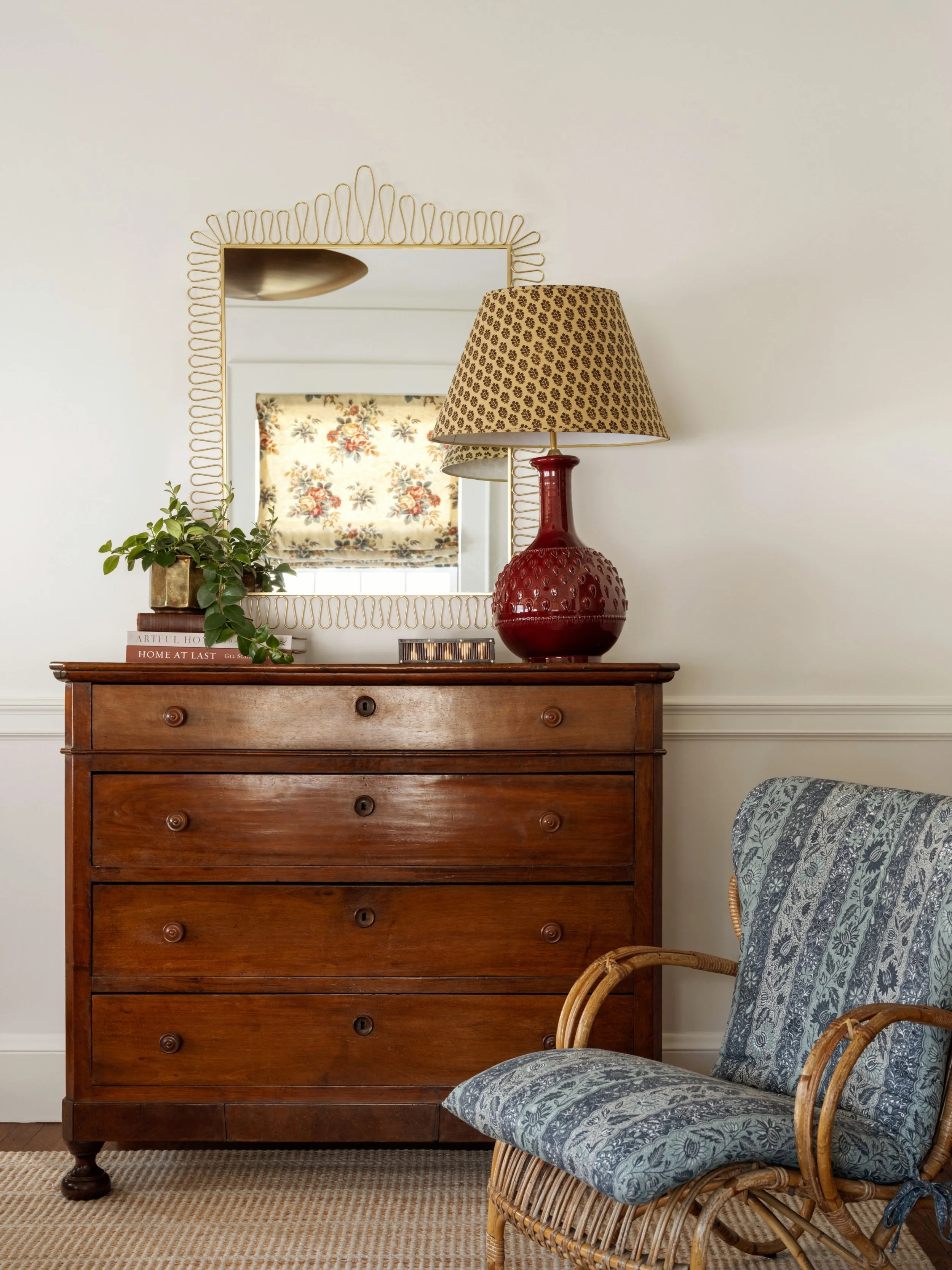 Charming corners in every nook and cranny that we can manage!

Interiors: @megmcsherryinteriors 
Builder: @cradockbuilders 
Photographer: @seanlitchfield