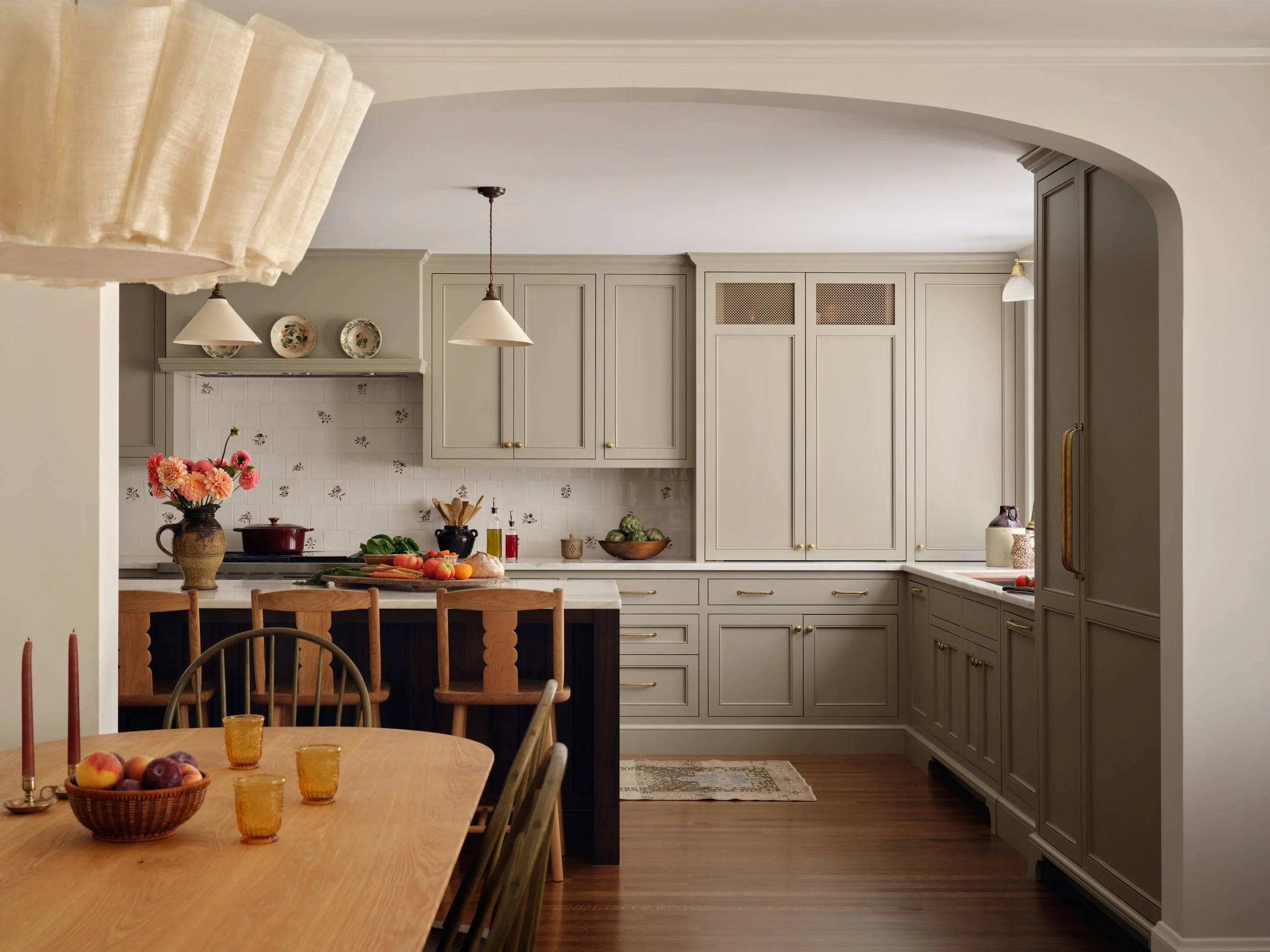 We&rsquo;ve been waiting to share this project for long and now we just can&rsquo;t stop ourselves. Welcome to our Colonial Revival&rsquo;s kitchen. She&rsquo;s just dreamy. 

Interiors: @megmcsherryinteriors
Builder: @cradockbuilders
Photographer: @