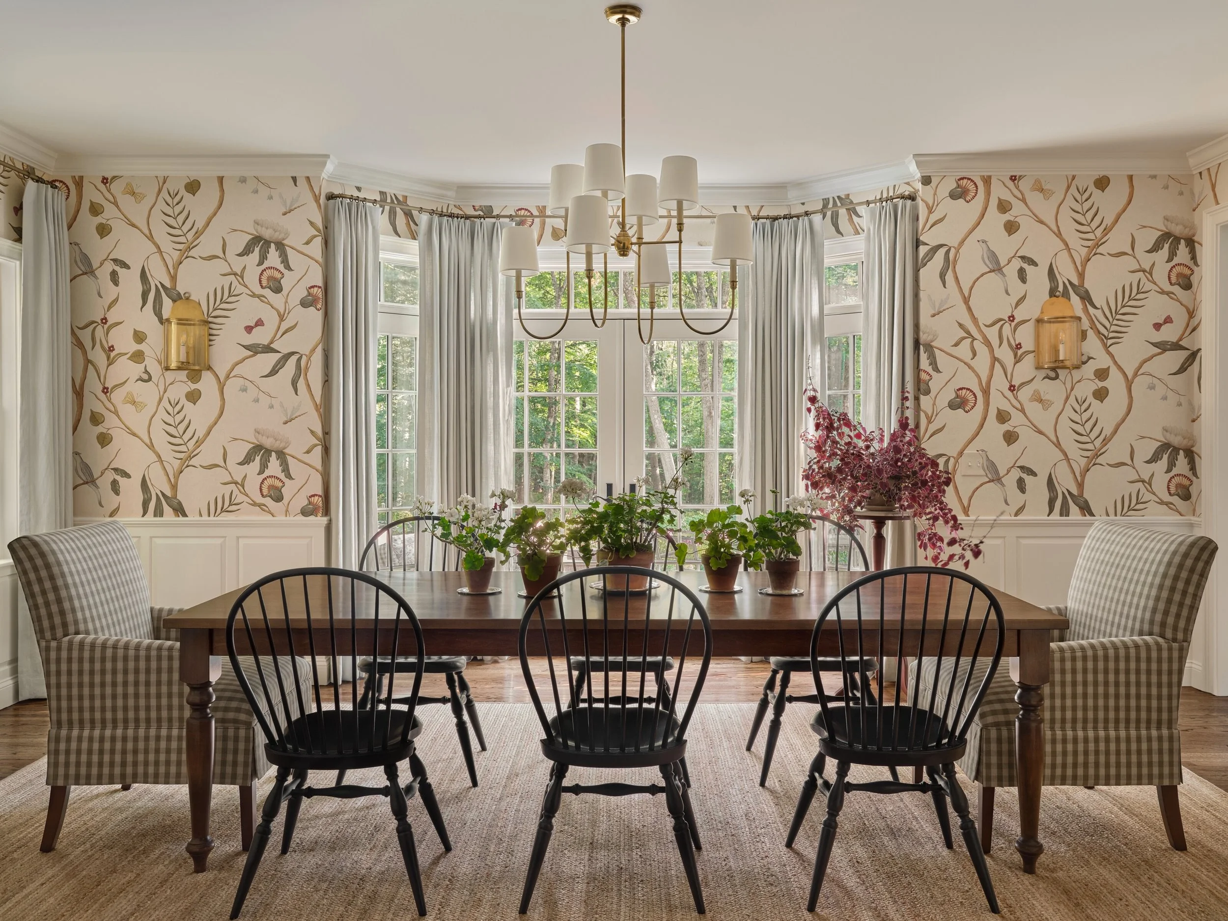 A true dining room affair 

Interiors: @megmcsherryinteriors 
Builder: Finelli Building
Stylist: @matthewgleasonstylist 
Photographer: @seanlitchfield