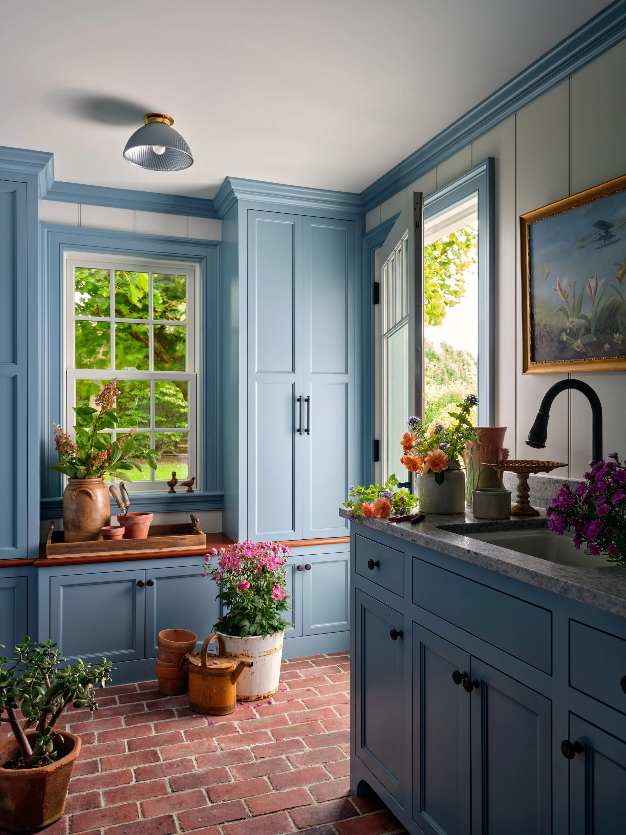 Potting room of dreams right here

Interiors: @megmcsherryinteriors
Builder: @spencerandcompanybuilders
Architect: @ad_design_build
Stylist: @karinlidbeck
Photographer: @seanlitchfield