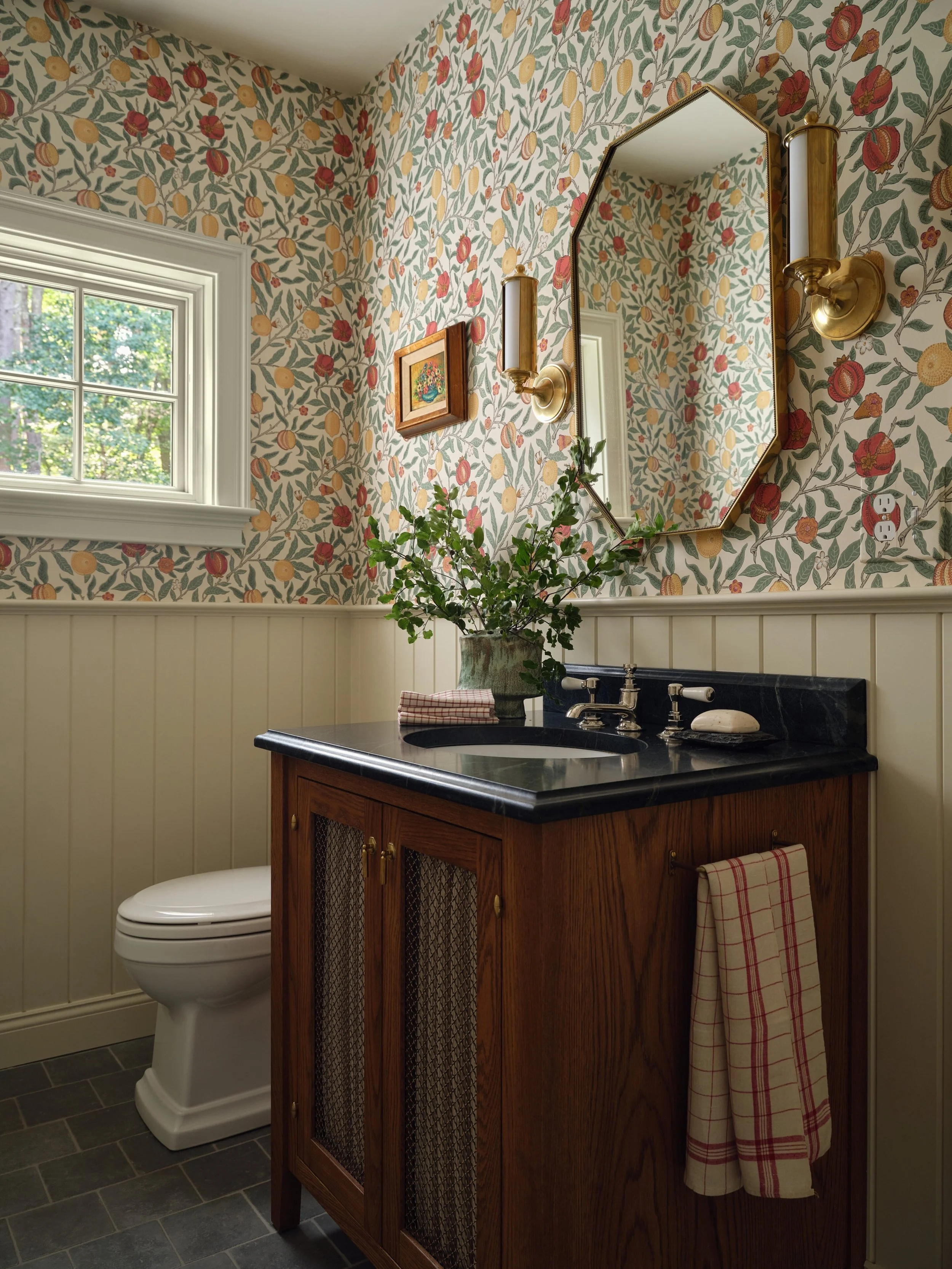 A powder room perfect for Fall

Interiors: @megmcsherryinteriors
Builder: Finelli Building
Stylist: @matthewgleasonstylist 
Photographer: @seanlitchfield