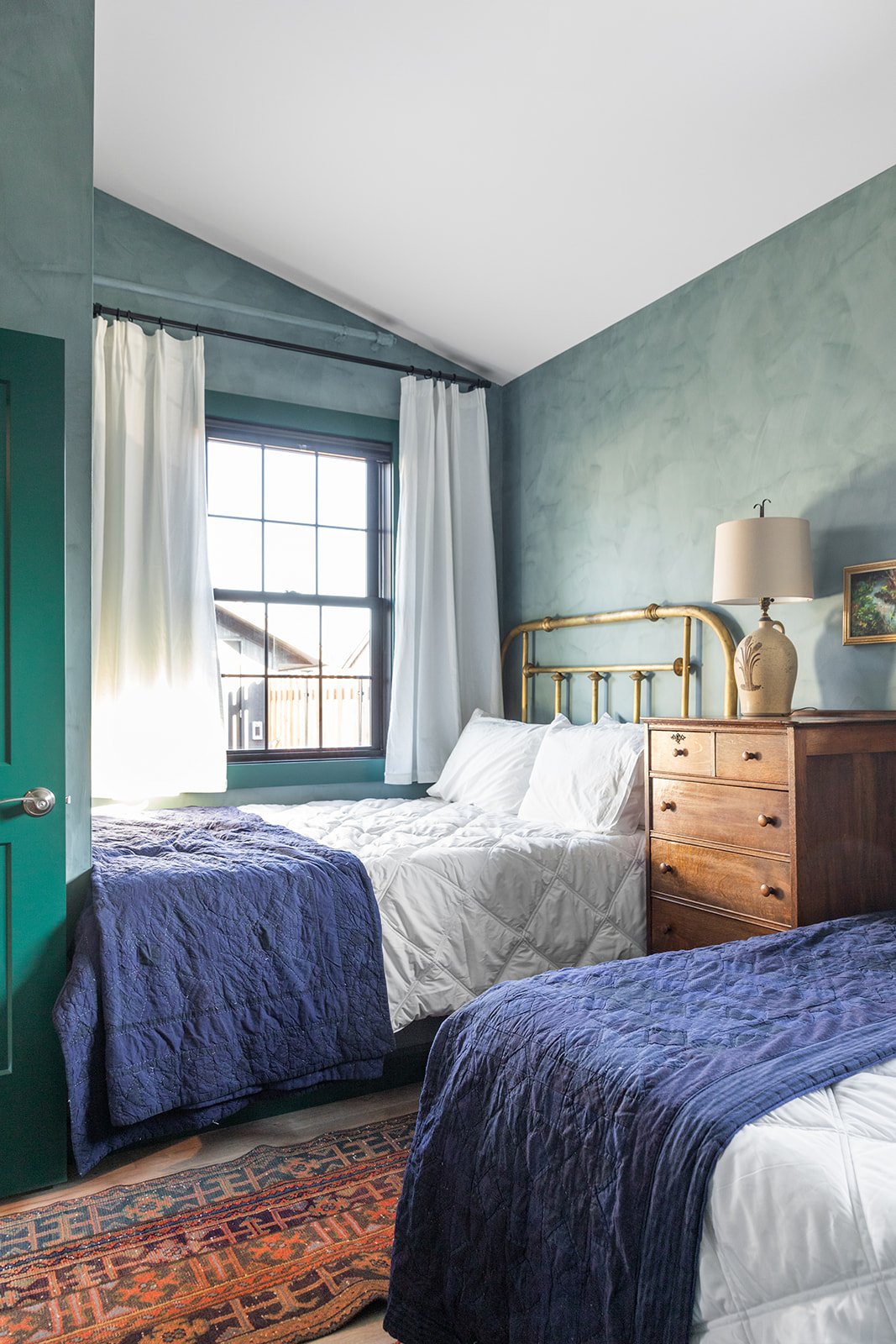 colorful-blue-brass-bedroom-rental-nashville-indiana.jpg