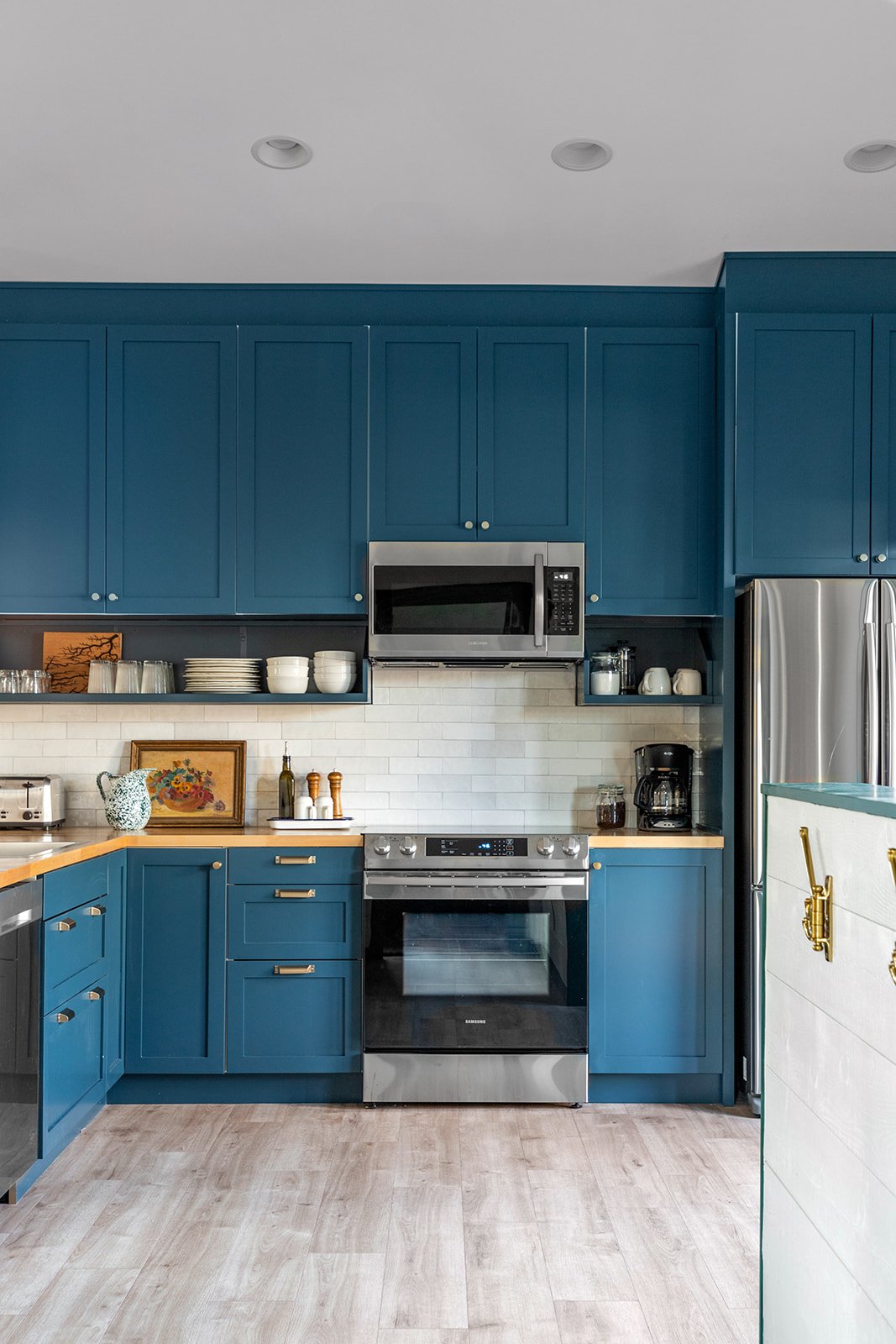 colorful-blue-kitchen-nashville-indiana-lodging.jpg