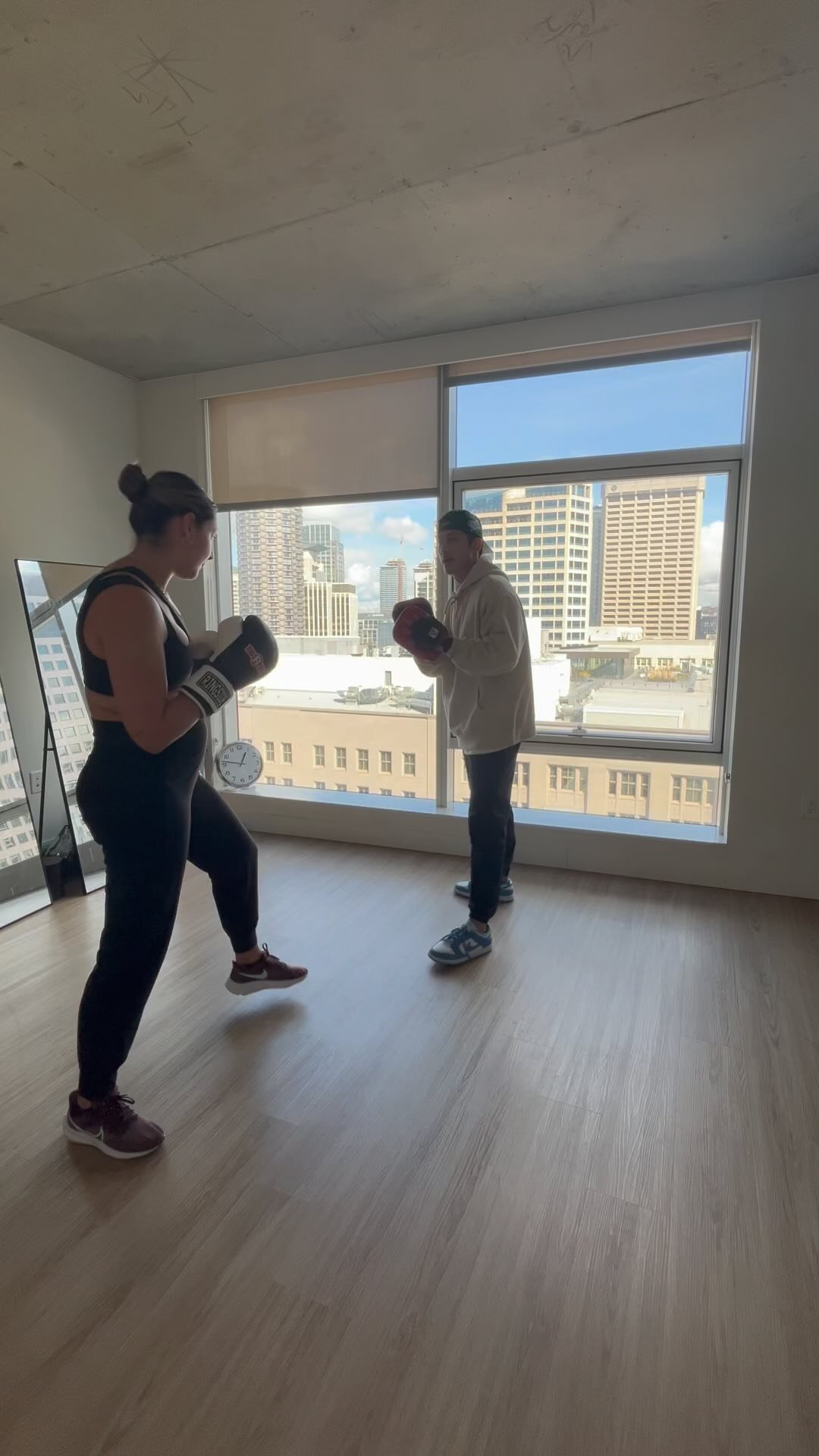 working check hooks and creating distance and a new angle after exit.
real proud of @melclaeysguzman for crushing it 27 weeks preggos 👊🏽
#epboxing #seattleboxing #boxingseattle #seattlefit #seattlefitness