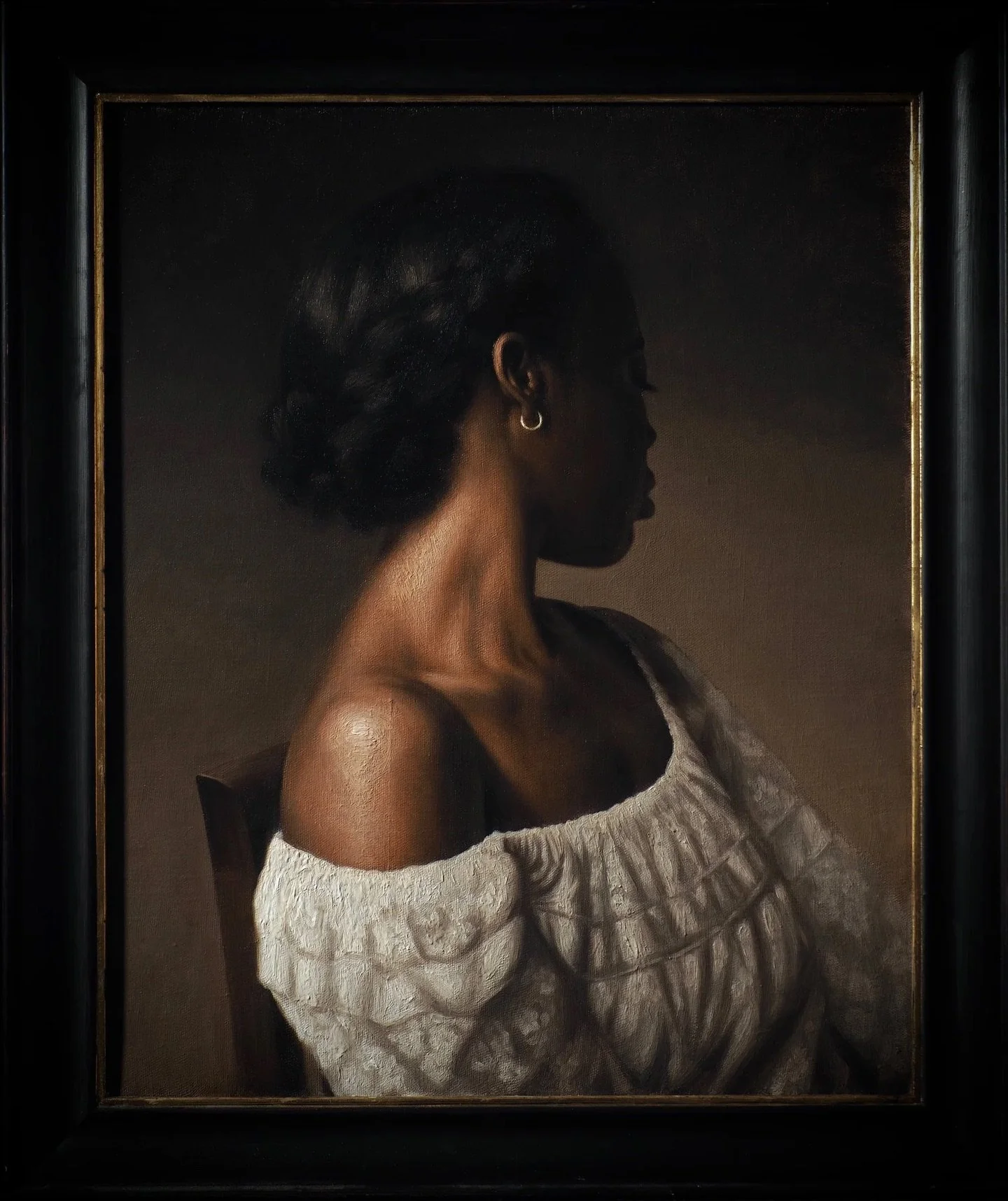 A portrait of Mich&egrave;le, painted last year. 

Light and atmosphere &hellip; What emotions can a portrait evoke, when the sitter is turned away from us?

&bull;

Mich&egrave;le Turning Away
(Mich&egrave;le im Abwenden)

2025
Oil on linen
45 x 55 