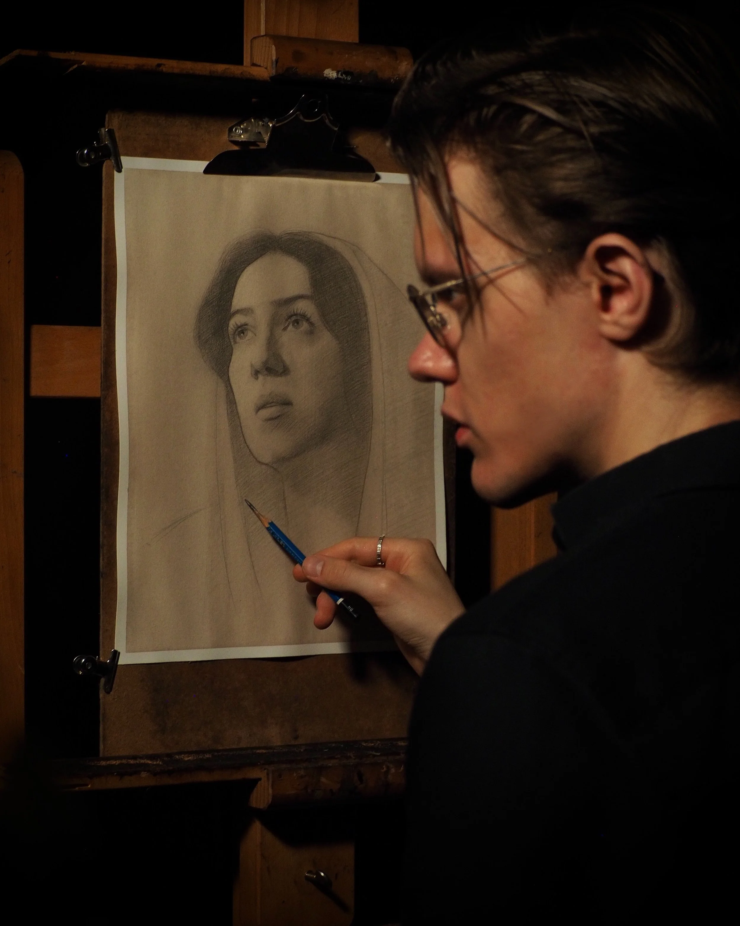 Detail studies for a commissioned painting that is currently on the easel &hellip;

Can you guess what the painting will be about?

&bull;

#carlnikolasvontiedemann #classicalart #biblicalpainting #portraitdrawing #disegno
