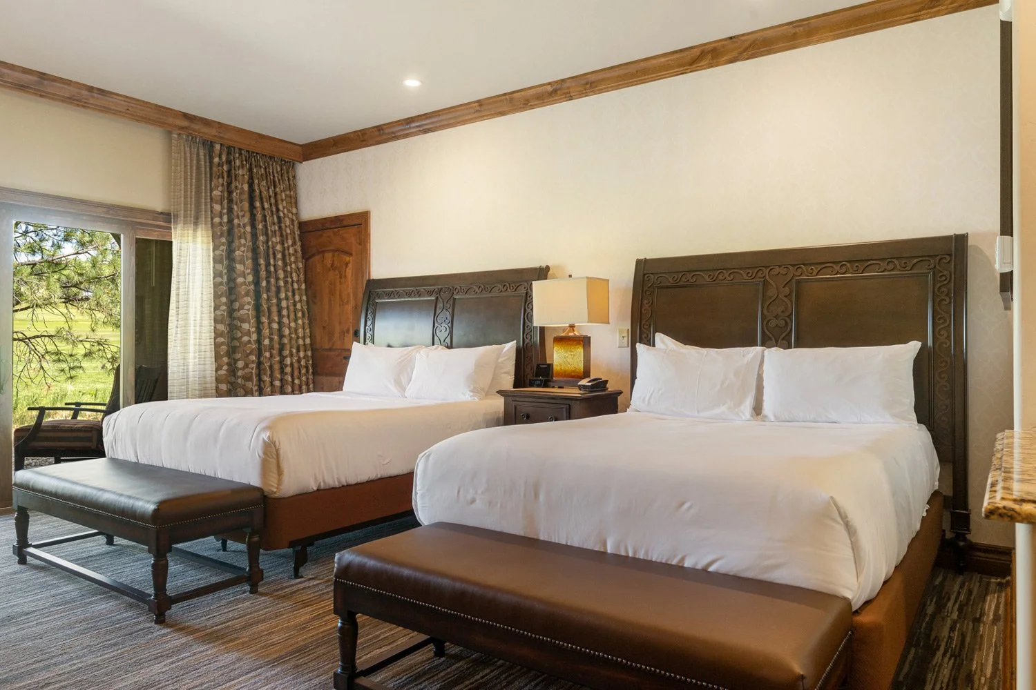 double queen room with chairs