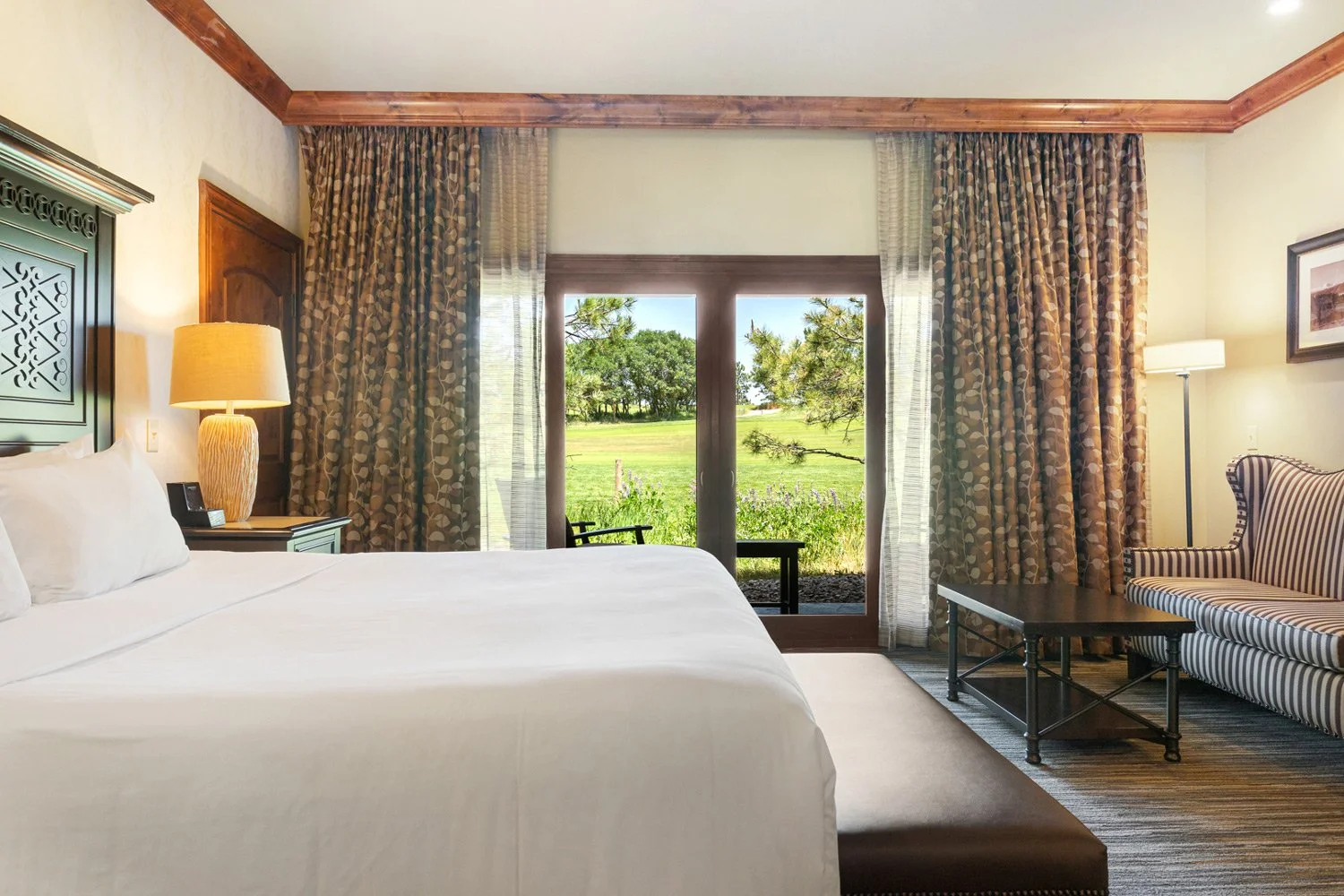 king room with patio and view of golf course