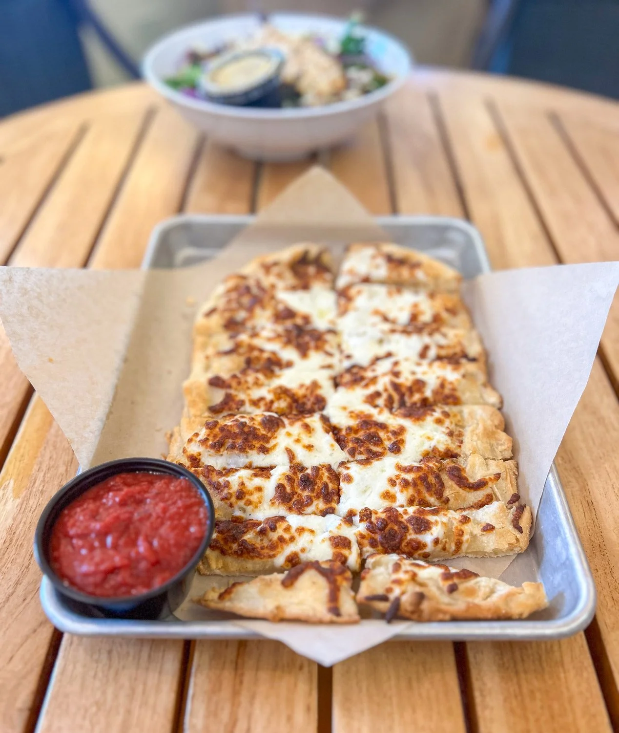 cheesy bread with marina sauce