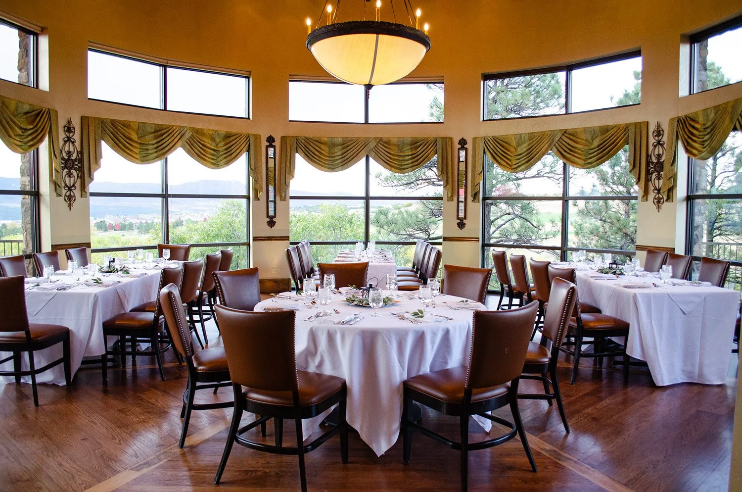 rotunda dining room event space ambiance is great for entertaining groups