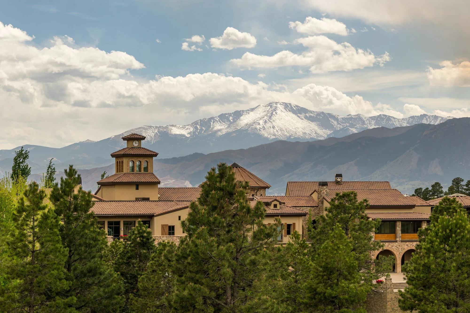 clubhouse with pikes peak in background