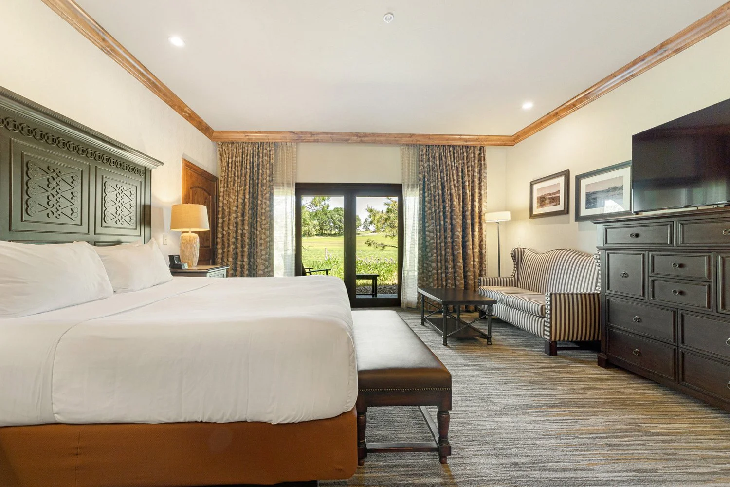 king guest room with patio and golf course views