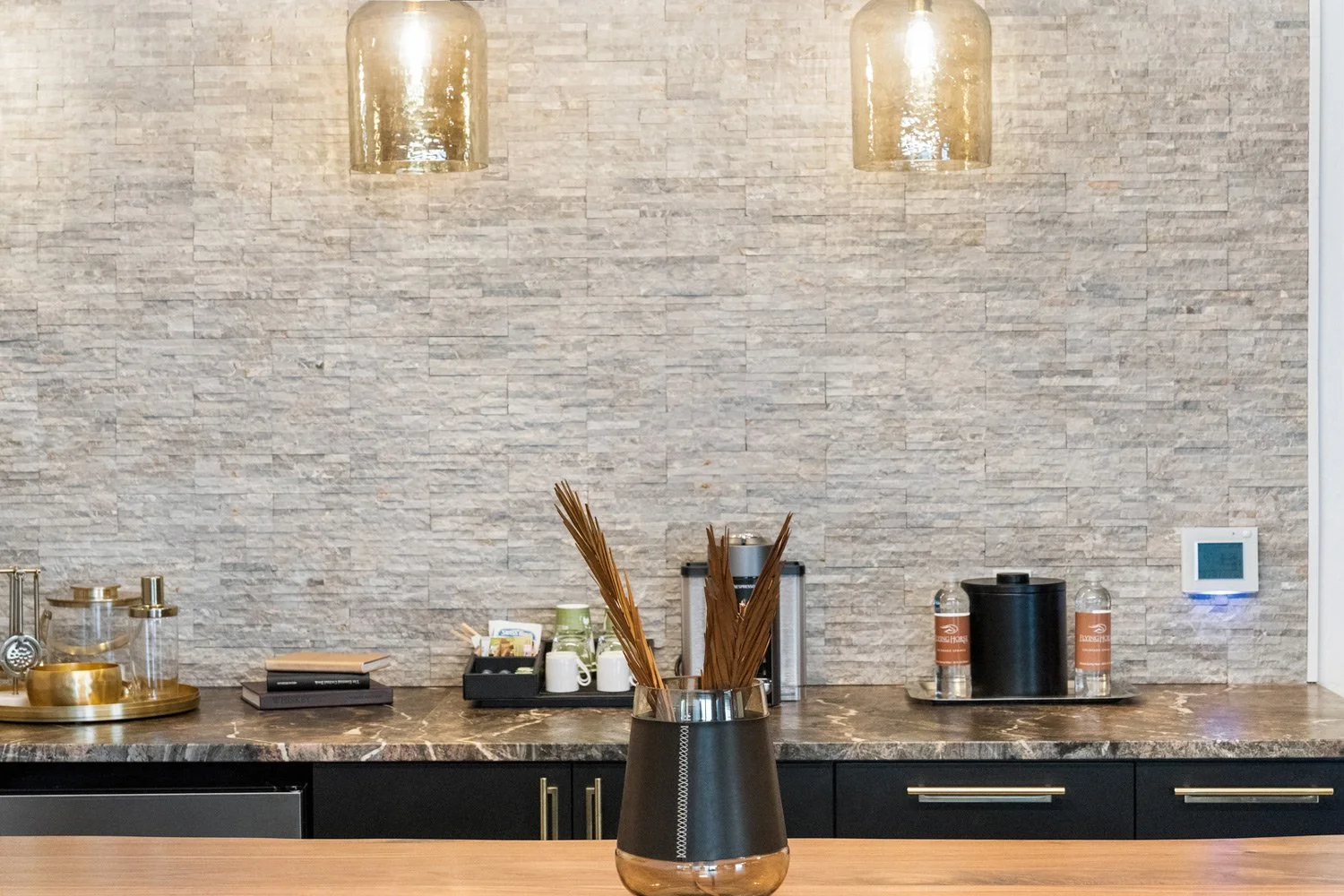 wet bar and dining room counter in presidential suite