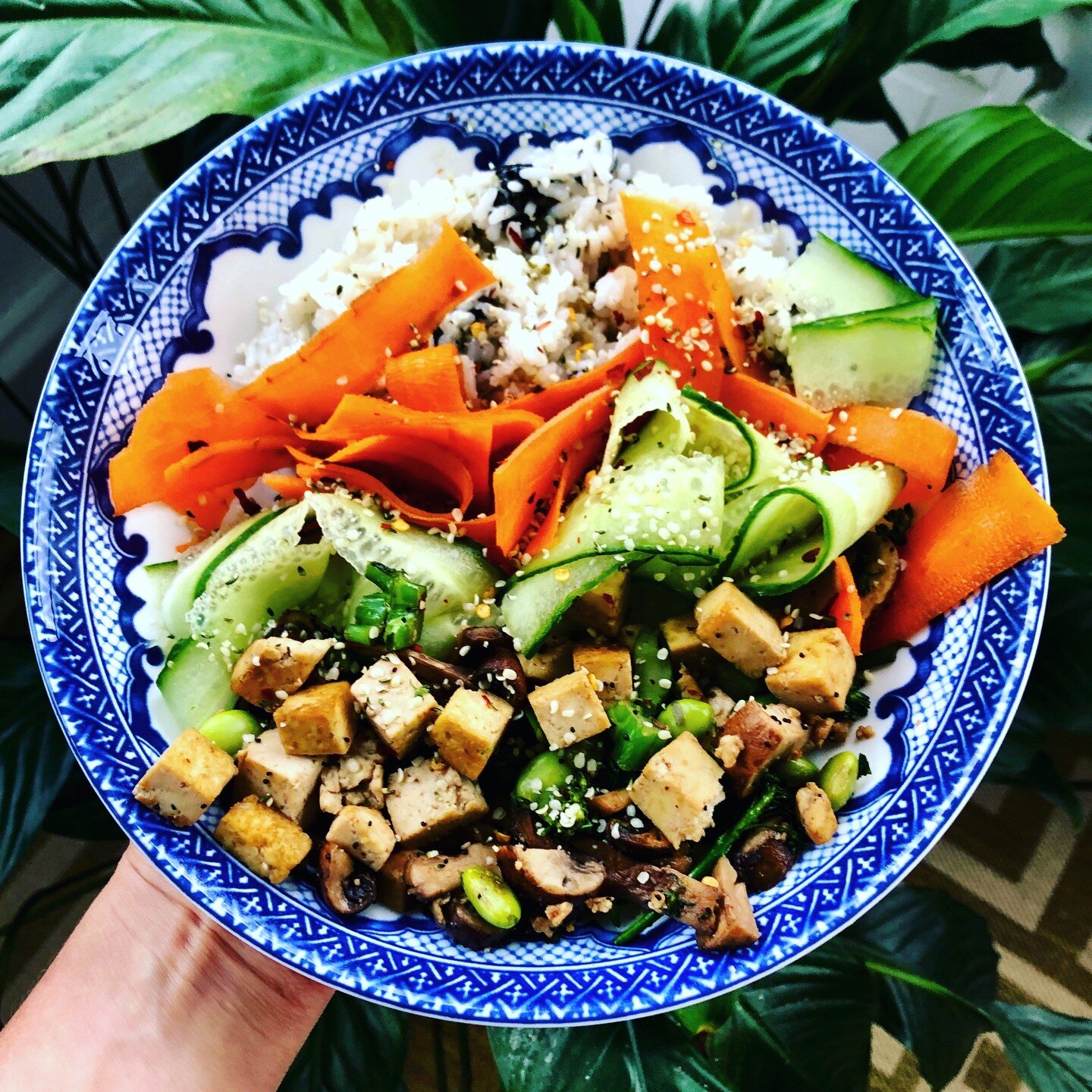 Curious how you can incorporate more plant based performance plates into your weekly meal plans? Here is a bowl of deliciousness to get your taste buds happy and to get you excited about your next plant based plate!

🎉 I call this meal the sushi bow
