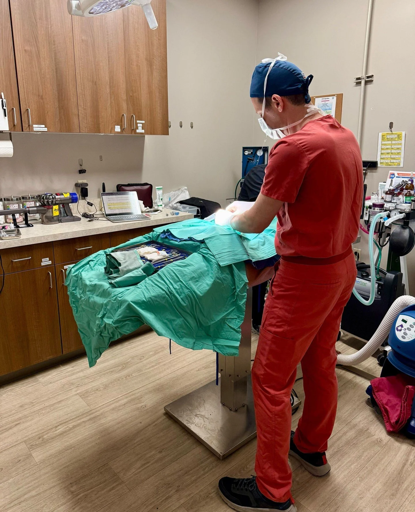 We're starting this new week and month off with overwhelming gratitude. Huge thanks to Dr. Chigos of Wildwood Vet Clinic @wildwoodvetclinic_ for providing his space and staff, and Dr. Barnet of MedVet @medvet for providing his time and expertise, to 