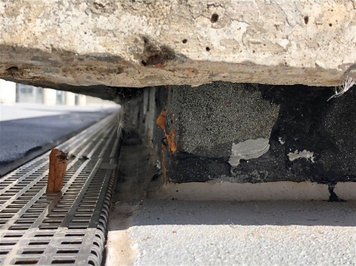 Randanschluss Ecke Betonbrüstung