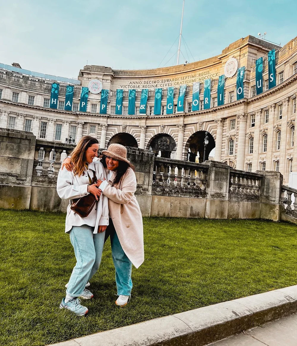 RESUMEN RANDOM de la coronaci&oacute;n de Carlos III 👑 en Londres 🇬🇧

⬇️⬇️⬇️⬇️⬇️⬇️⬇️⬇️

1. Viendo las decoraciones de la ciudad que hab&iacute;an puesto para la coronaci&oacute;n 
2. Nos toc&oacute; la nueva moneda con la cara del rey 😱
3. A las 