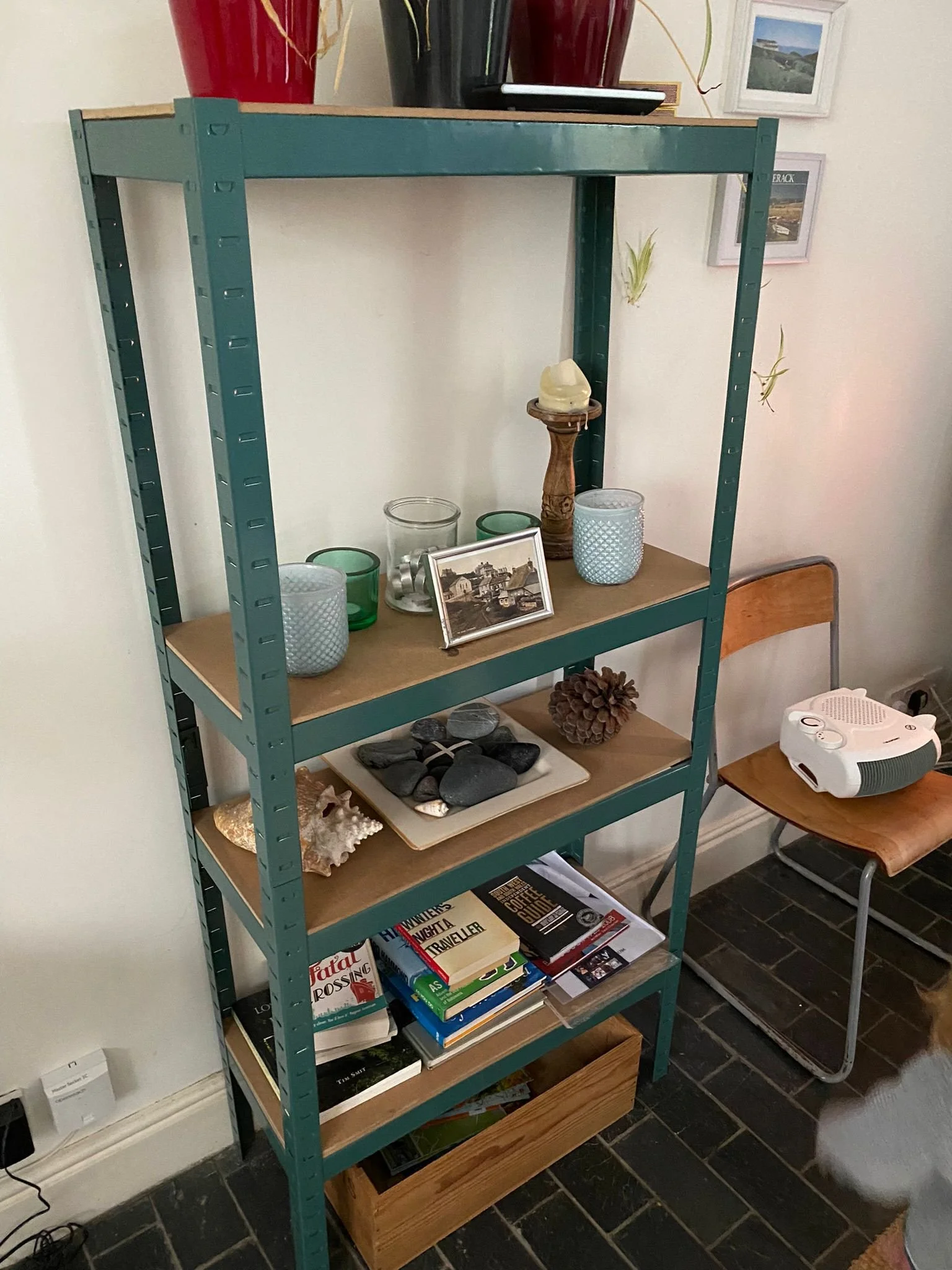 Old kitchenunit and floor