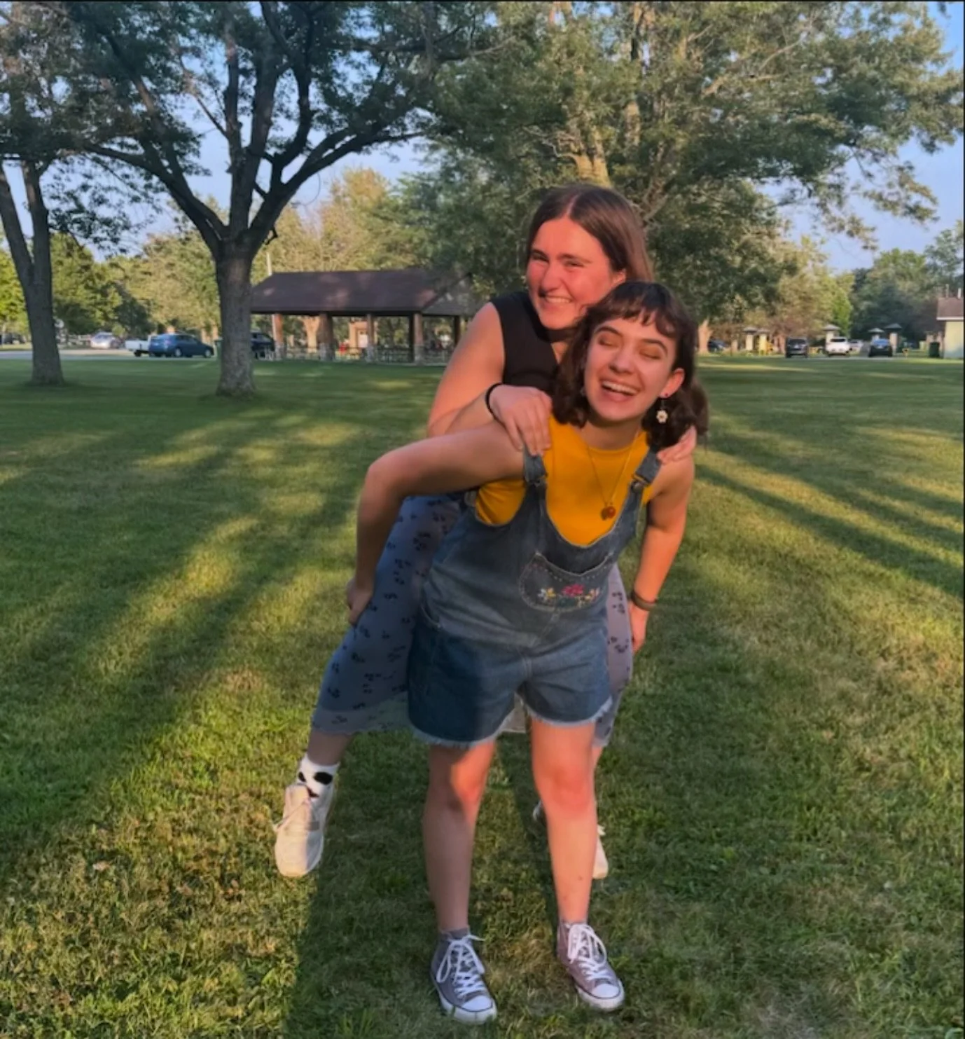 @katiebenanto is my little and their fierce ASL skills and first name run in the family (courtesy of @_katielloyd_ ) 🪻🌳🌻🧺🌷