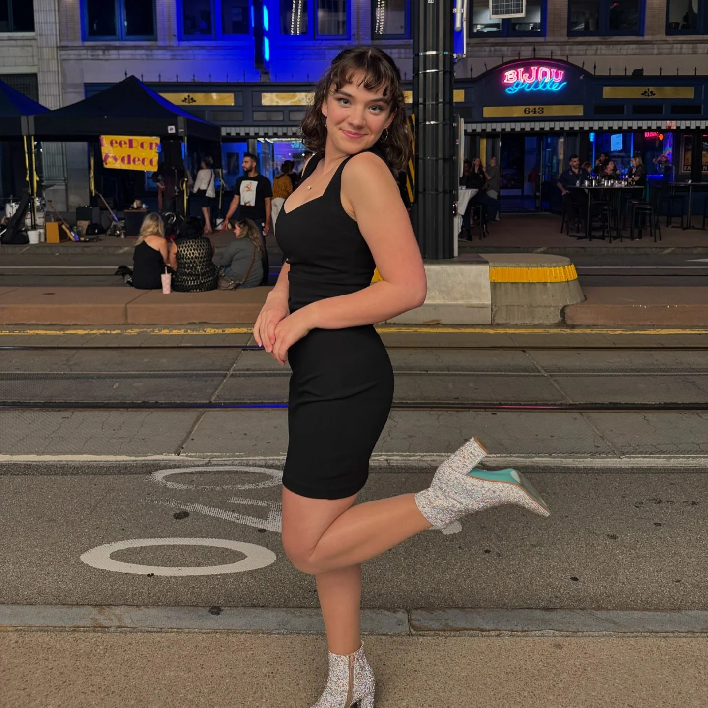 Curtain Up but it&rsquo;s a revival of Nine based on my life and this is the cast 🎼

P.S. swipe to the end to see me and Amaya looking up at that proverbial curtain