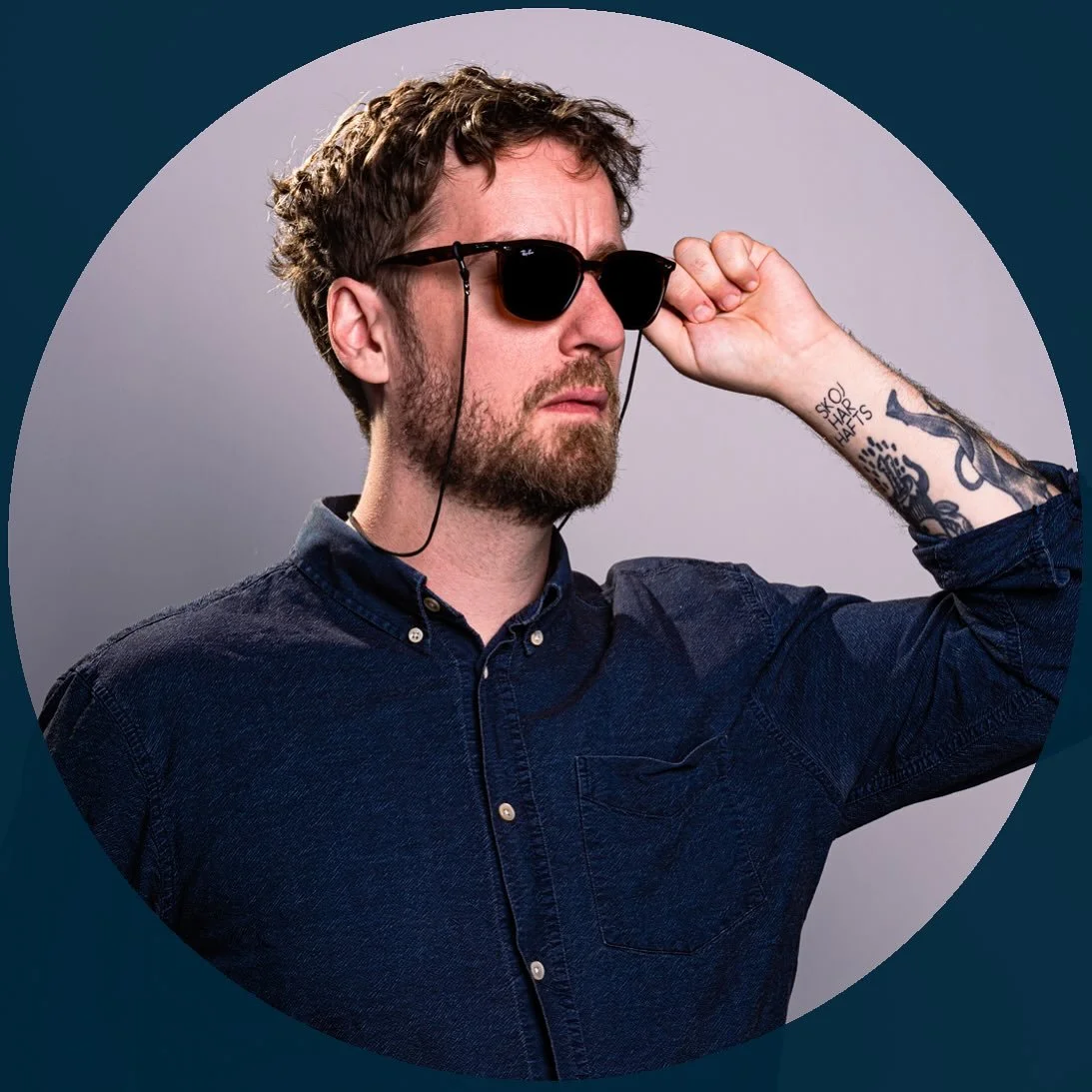 Telefonplan Comedy Club 8 oktober!
Nisse Hallberg.
Svensk standups b&auml;ste och mest transparenta storyteller. Finns ingen brist som Nisse inte tar med sig upp p&aring; scen. Det &auml;r just d&auml;r tillkortakommanden skall ventileras och skratta