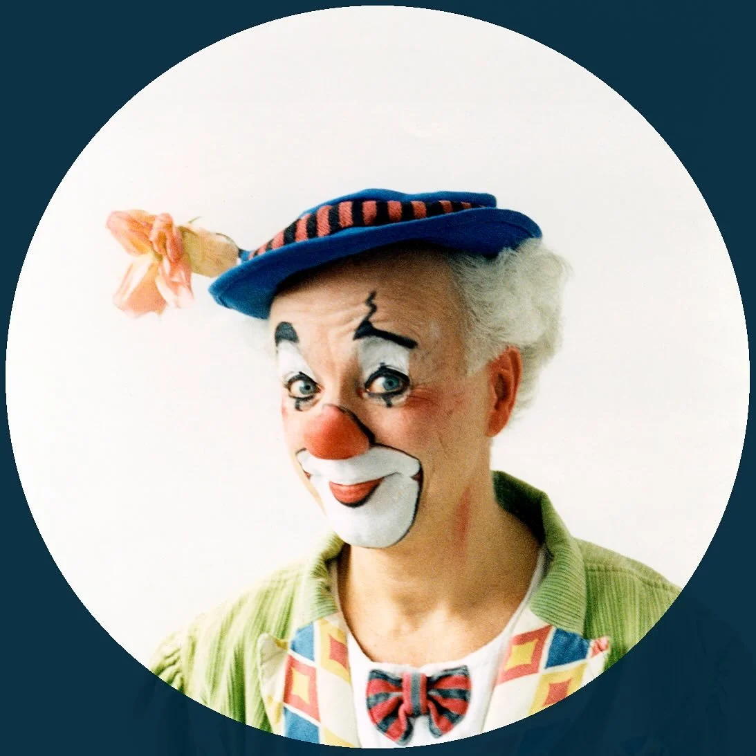 Clownen Manne - &Auml;ntligen h&auml;r!
5 oktober

Clownen Manne intar Telefonfabriken med sin f&ouml;rest&auml;llning &Auml;ntligen h&auml;r!
S&aring;pbubbelpoesi, en konstig cykel och bananskalsbasket och mycket annat i en f&ouml;rest&auml;llning d
