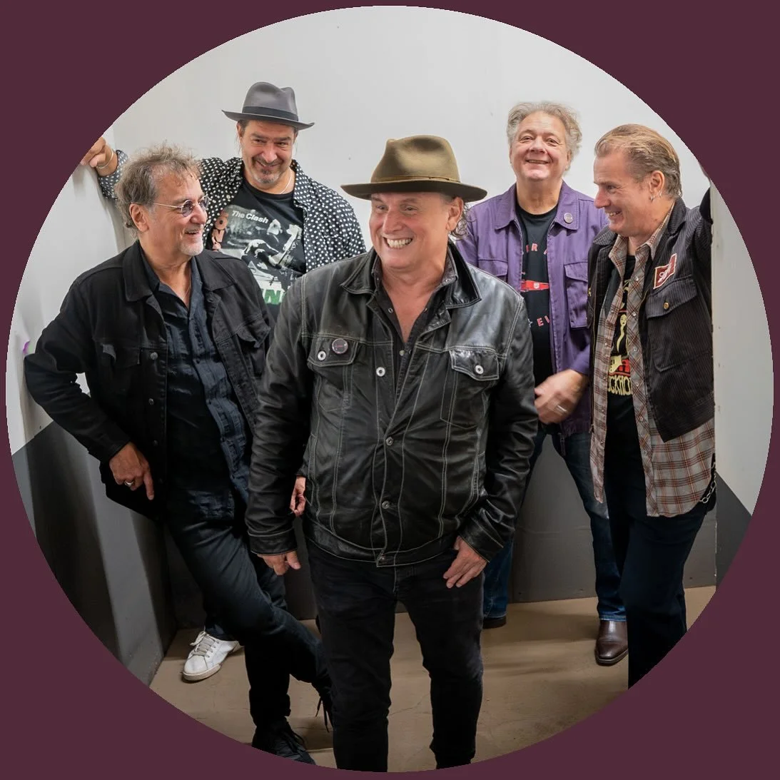 Tiger Rat 31 oktober

Stockholmsbaserat band som spelar Alternativ Rock med 70-tals k&auml;nsla. Medlemmarna har pr&ouml;vat det mesta fr&aring;n punk till visa. Numera framf&ouml;rs l&aring;tar som &auml;r helt egenproducerade. Tiger Rat forts&auml;