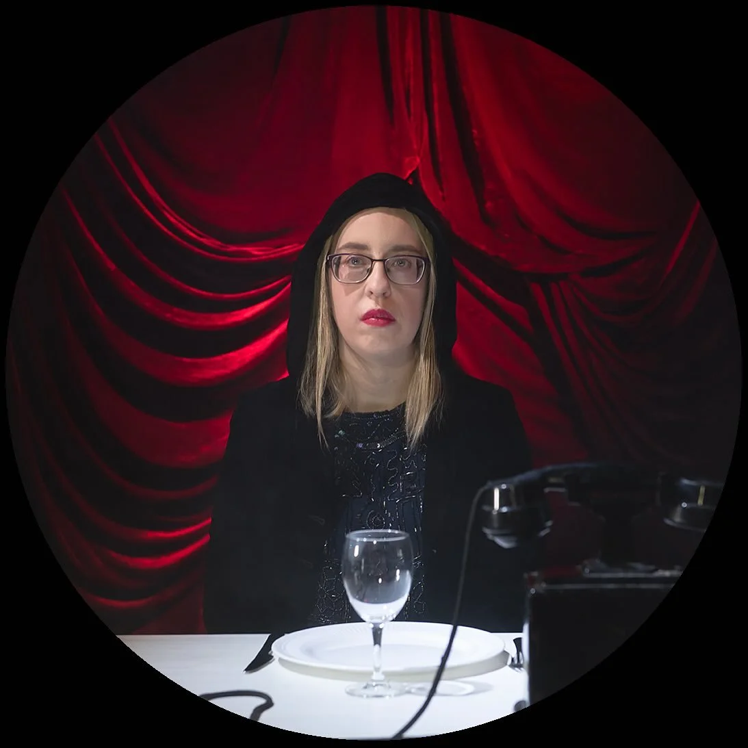 ELNA - Mellan ljus och m&ouml;rker
29 + 30  november kl. 10:30

En vacker och suggestiv r&ouml;relsebaserad skr&auml;ckf&ouml;rest&auml;llning som skapats utifr&aring;n id&eacute;er av Mosaikteaterns sk&aring;despelare/dansare Malin Nord. Publiken f&