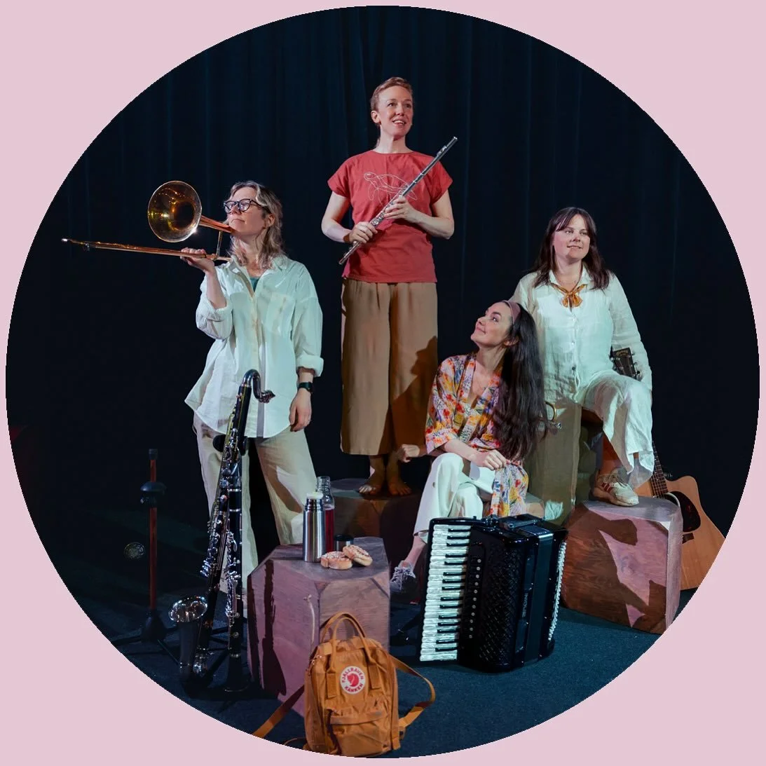 LIVET &Auml;R H&Auml;RLIGT, MAMMA!
Telefonfabriken 26 oktober kl. 14:00

Det &auml;r sommar p&aring; S&ouml;der&ouml;n. Lo och mamma &auml;r p&aring; utflykt och uppt&auml;cker skogen och djuren, havet och naturen. Livet &auml;r h&auml;rligt, mamma! 