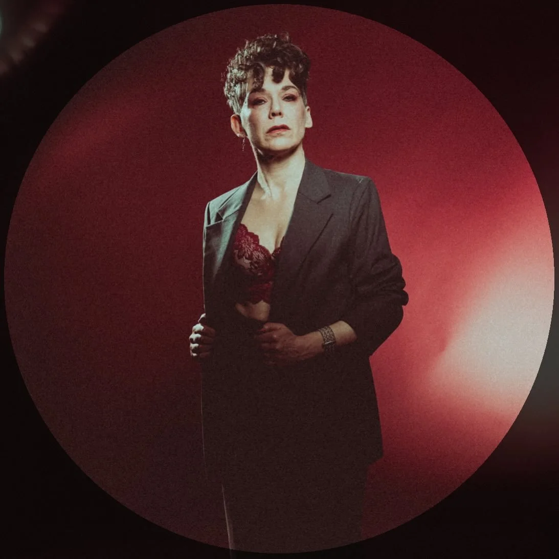 Lilla Barbro
30 januari kl. 19:00 p&aring; Telefonfabriken

Som Lilla Barbro &aring;terf&ouml;ds l&aring;tskrivaren Maja Heurling som artist. Motivet &auml;r givet: Genom att v&aring;ga s&auml;tta fingret p&aring; sv&aring;ra k&auml;nslor f&ouml;rmed