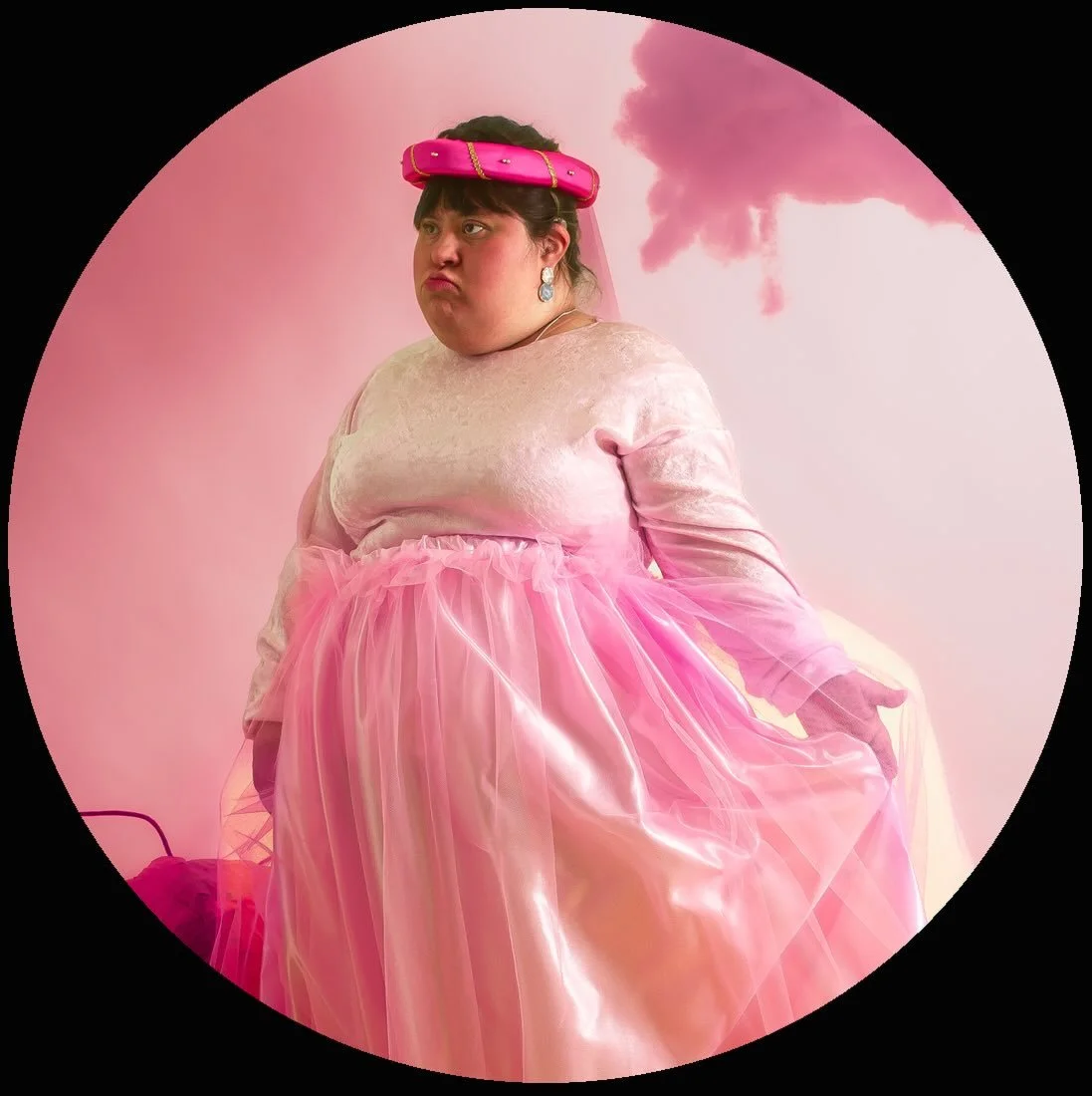 HJ&Auml;RTA &amp; HJ&Auml;RNA MED MOD. 
V&Aring;R TRYGGHET &Auml;R UPP OCH NER. 
HJ&Auml;LP OSS HJ&Auml;LPA TILL!

Hallunda DV foto &auml;r en del av Hallunda dagliga verksamhet i Botkyrka kommun. Vi arbetar med foto och utst&auml;llningar utifr&arin