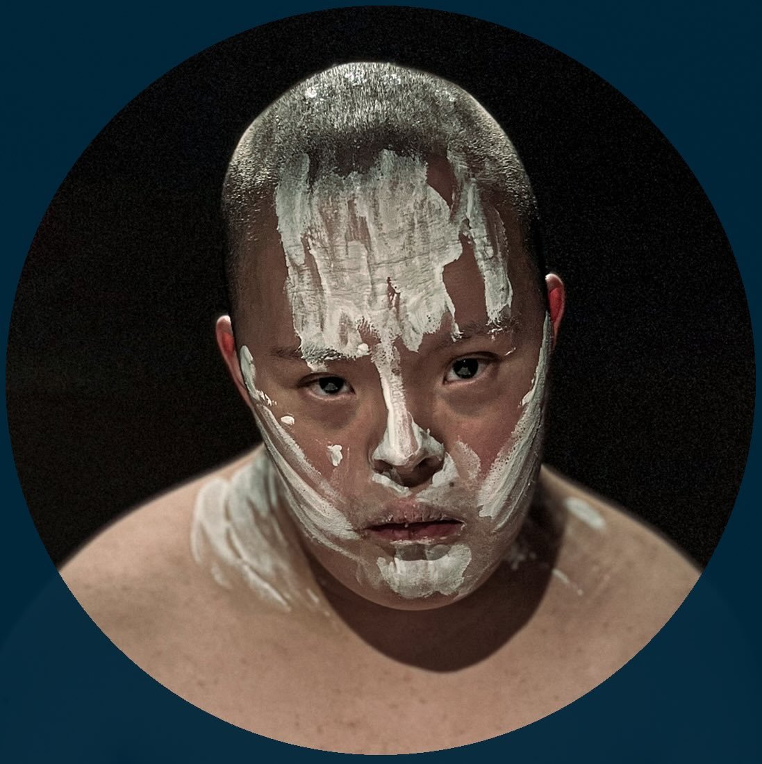 Lost Boys 18 april kl.19:00 

Lost Boys &auml;r ett humoristiskt, poetiskt och musikaliskt kammarspel om de f&ouml;rlorade pojkarna som blivit f&ouml;r stora f&ouml;r Landet Ingenstans men samtidigt inte anpassade f&ouml;r de vuxnas v&auml;rld. I ett