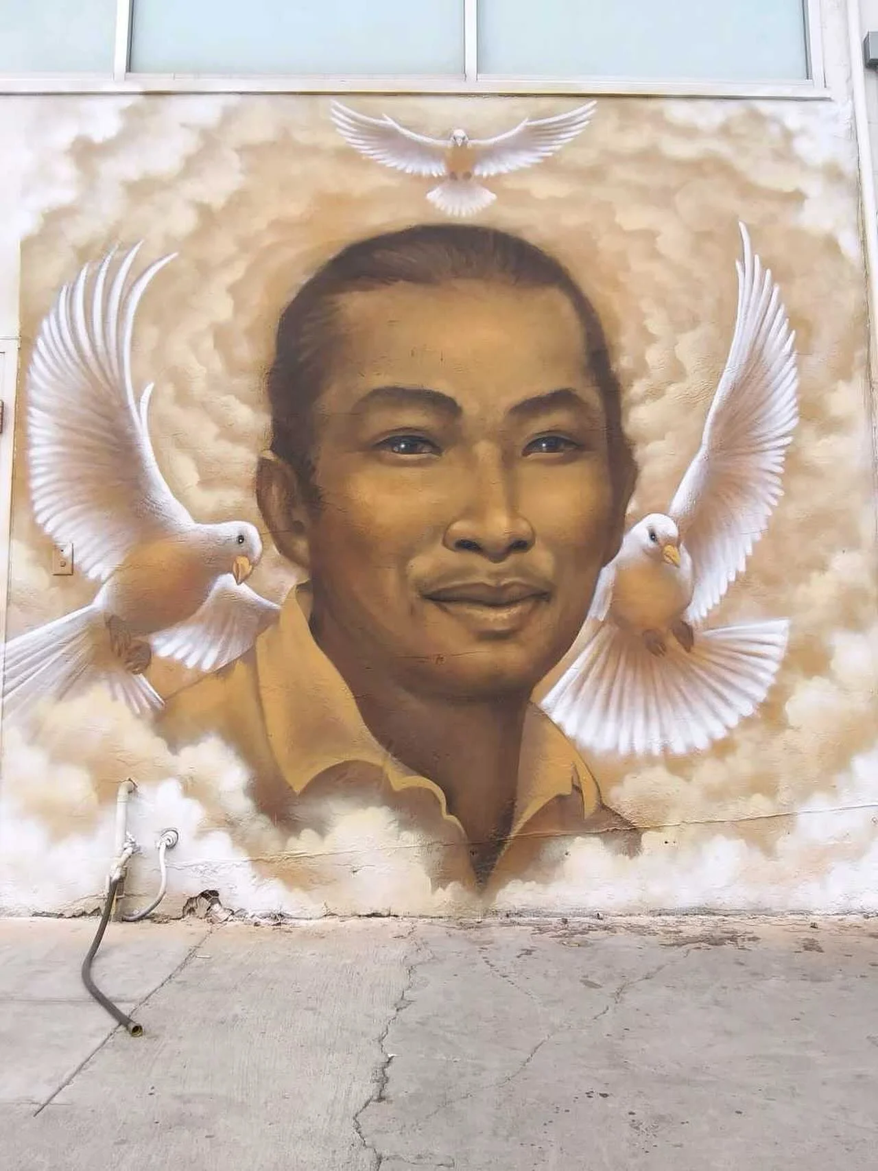 Excellent and hallowed work by @hyderocksta for our friend Dang, a tribute portrait of his Brother. West Oakland, Ca
.
#whendovescry