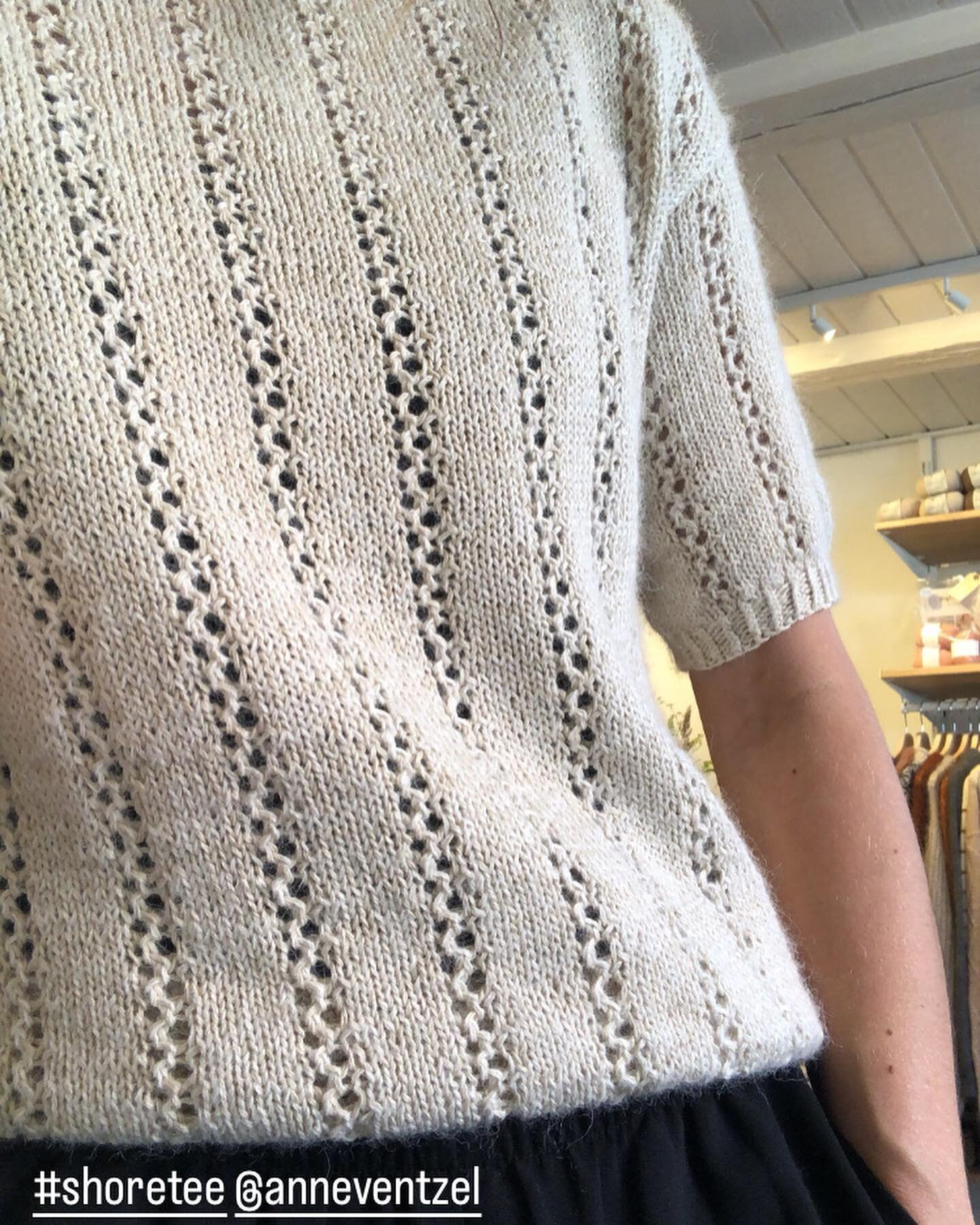 ~ S H O R E  T E E ~
 
Design: @anneventzel 
Garn: trio2 &amp; alpaca1 @isageryarn 

#shoretee #breezcollection #isageryarn #strik #knitting #knittinglove #knittingwear #nordicknitters #knittersofinstagram #knitting_inspire #knittingaddict #nordickni