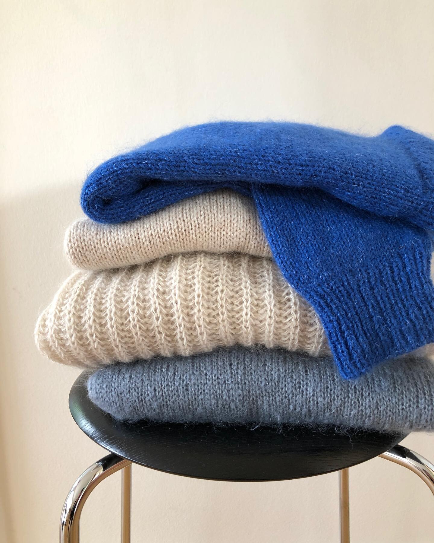 🫐🤍⚪️🐟

#petiteknit #stockholmsweater #ingridsweater #ingendikkedarersweater #helgaisagerdesign #isagergarn #strik #knitting #knittinglove #knittingwear #nordicknitters #knittersofinstagram #knitting_inspire #knittingaddict