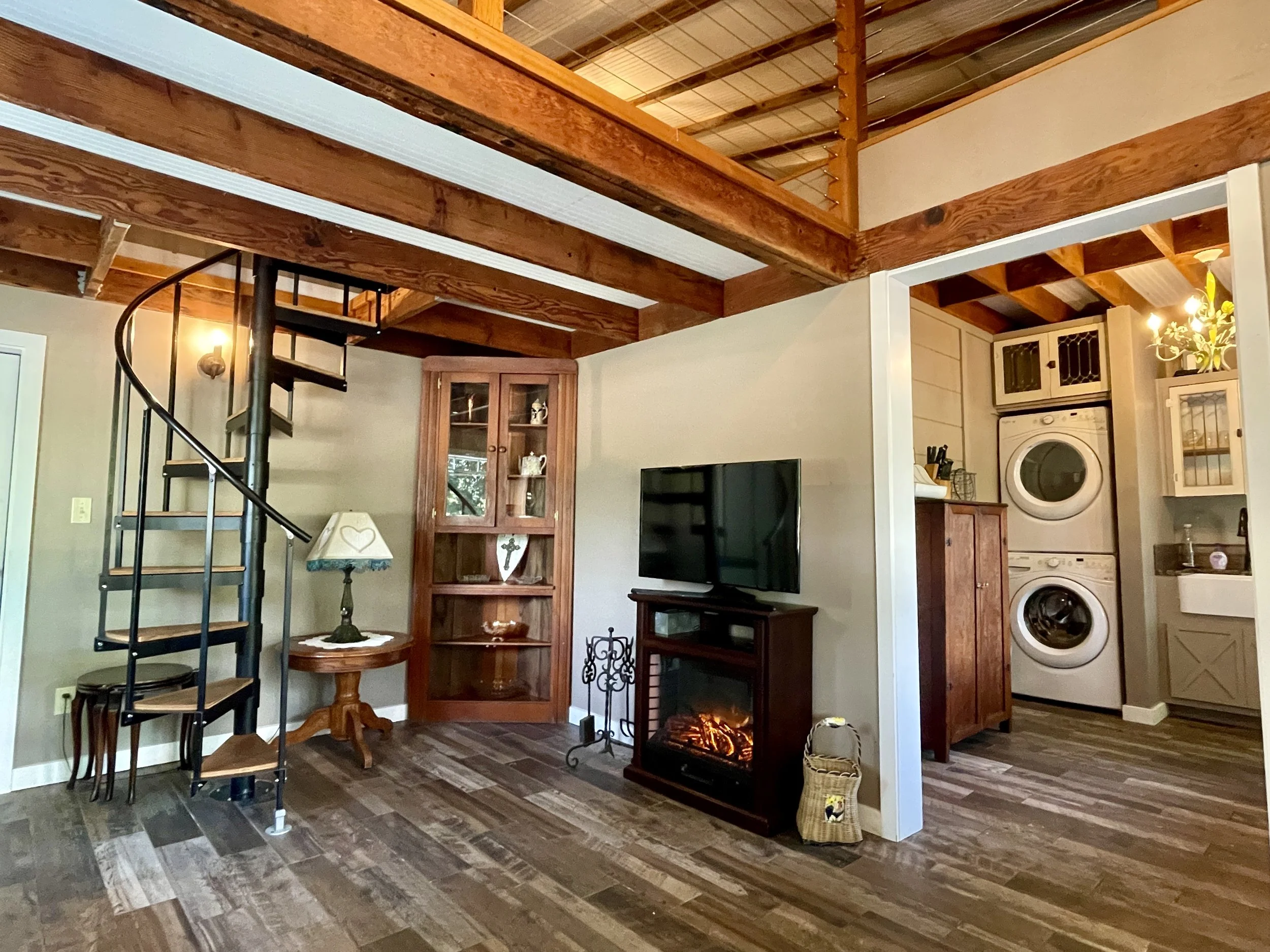 Hay Loft Apartment - living room