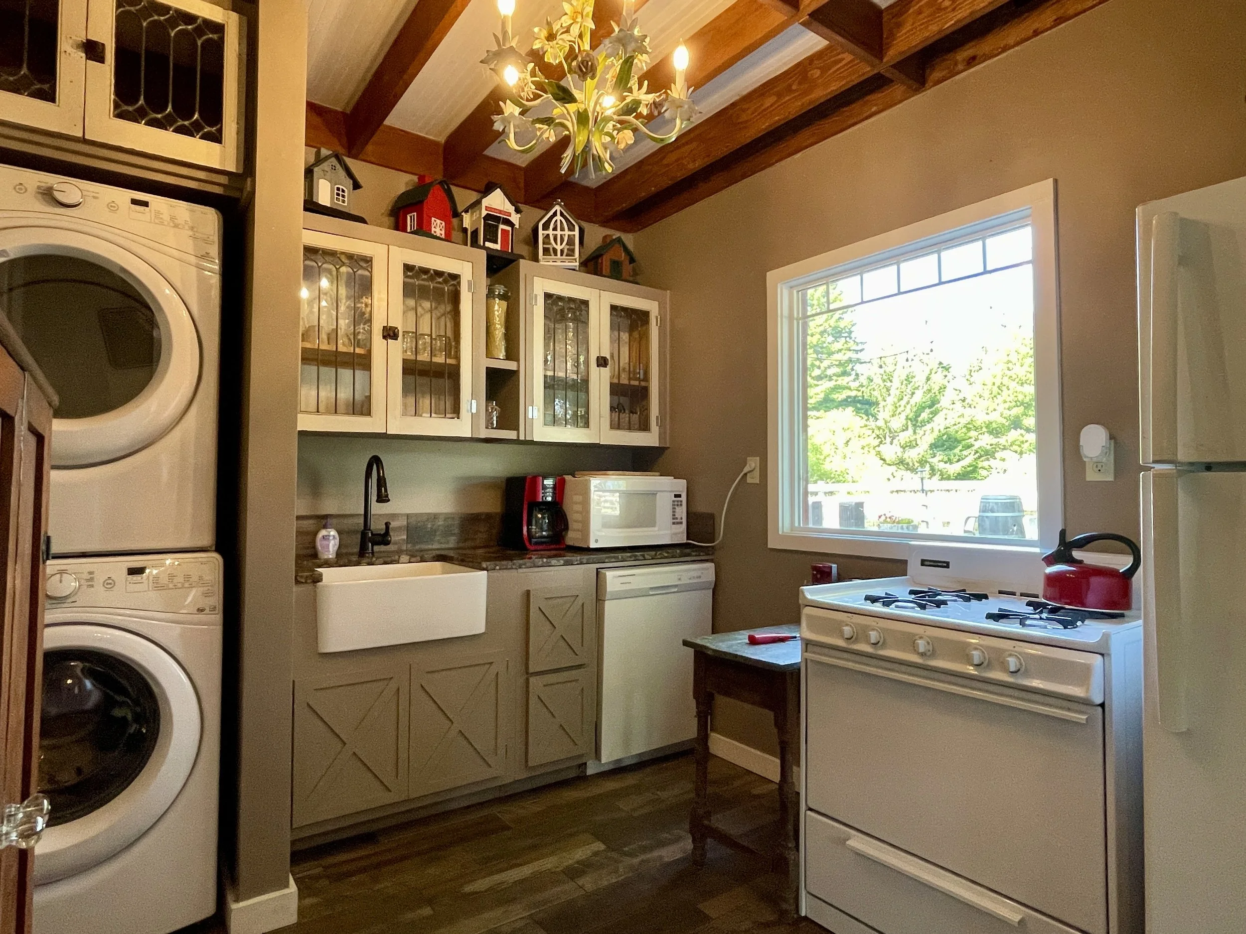 Hay Loft Apartment - kitchen