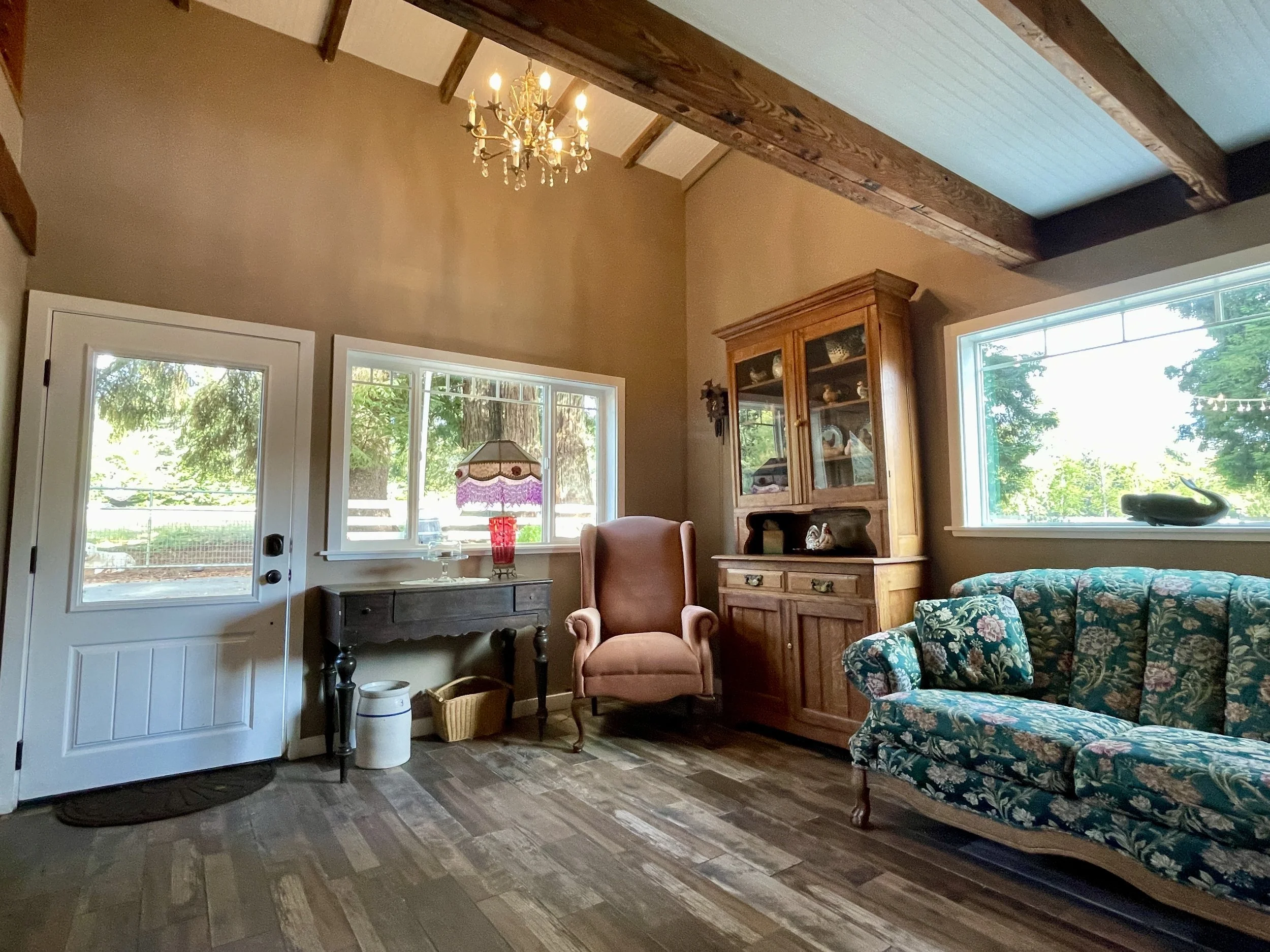 Hay Loft Apartment - living room
