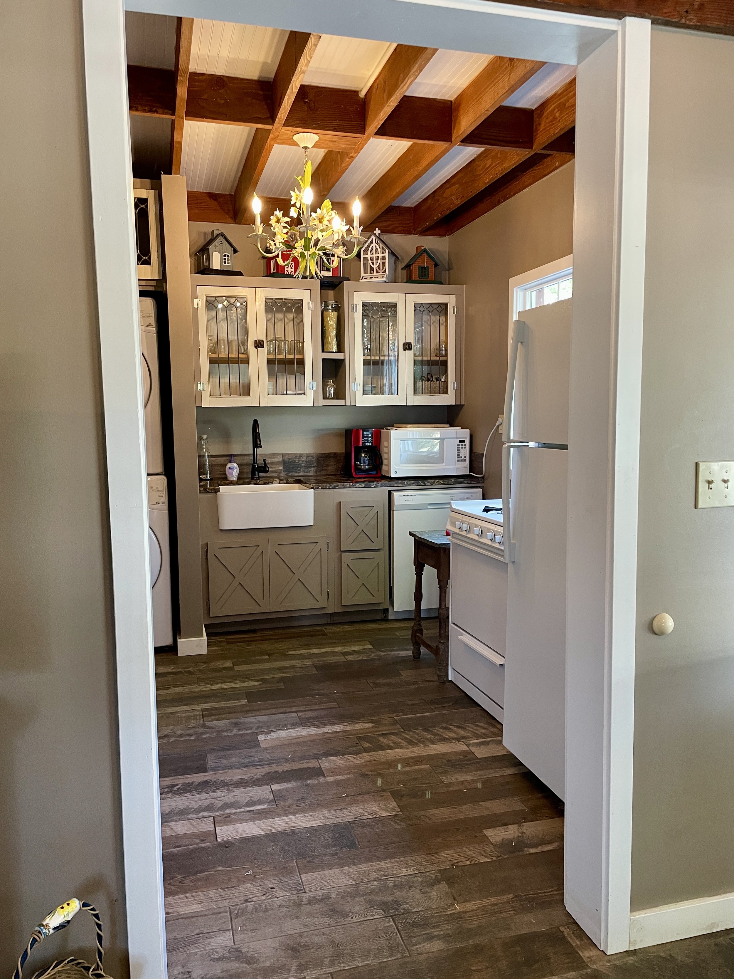 Hay Loft Apartment - kitchen