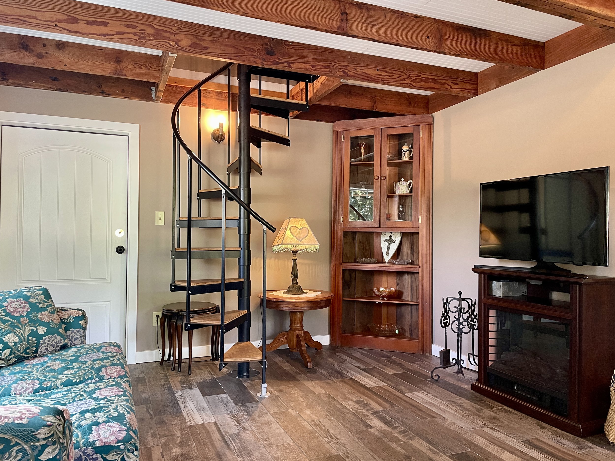 Hay Loft Apartment - living room