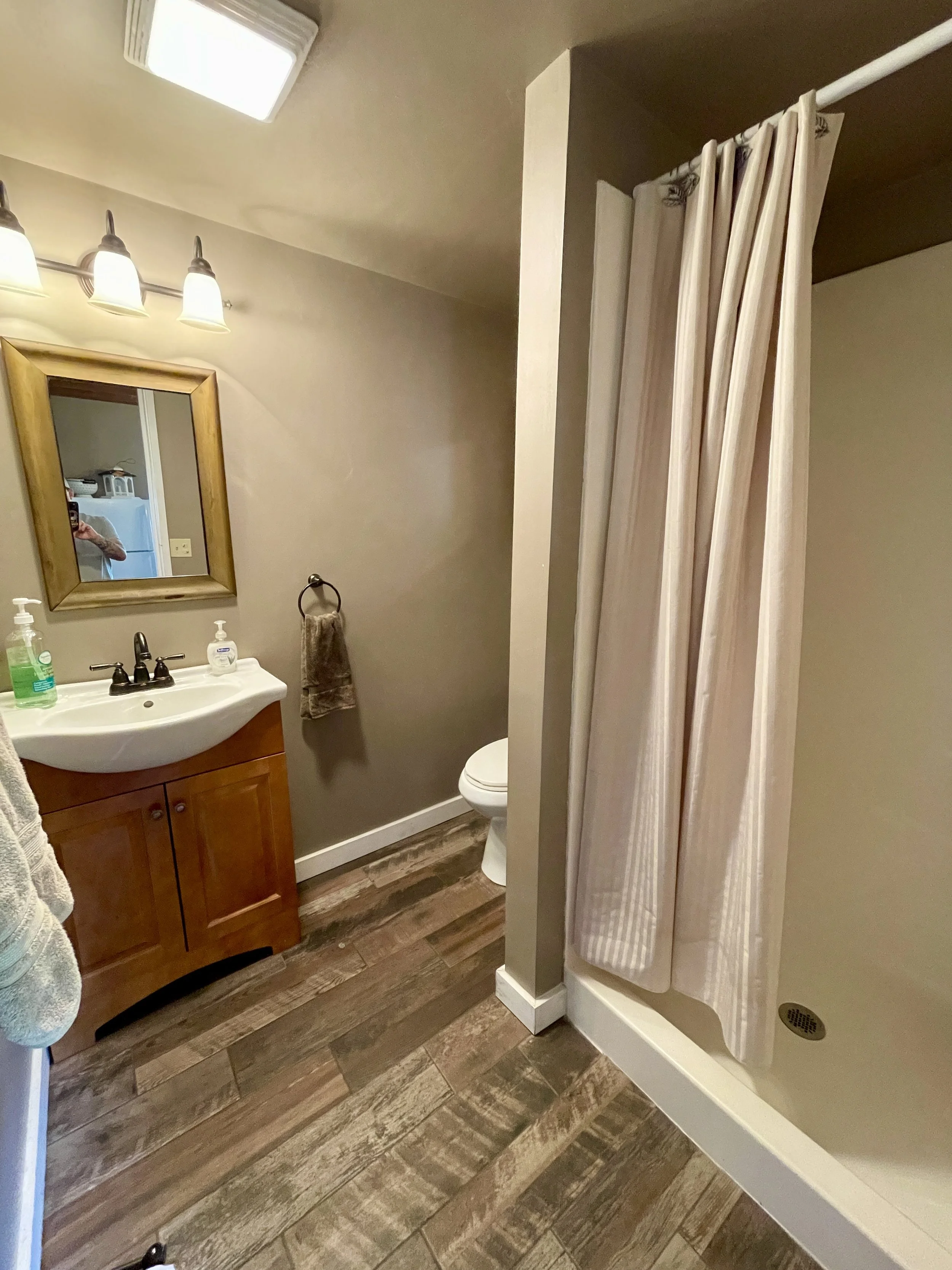 Hay Loft Apartment - bathroom