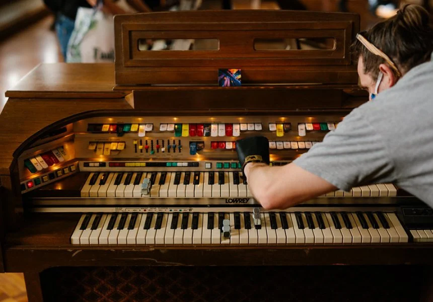 Organ Donor, Participatory performance Installation, collaboration with DJ Tr!p. Commissioned by Mona Foma for MF, 2022. 50 collected unwanted electronic organs installed in-situ in a colonial ballroom.