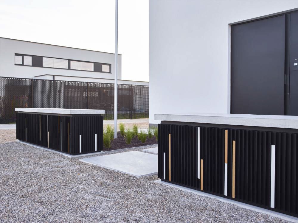 metal-siding-with-led-lighting-mordern-uniform-facade-renson-vantagevue.jpeg