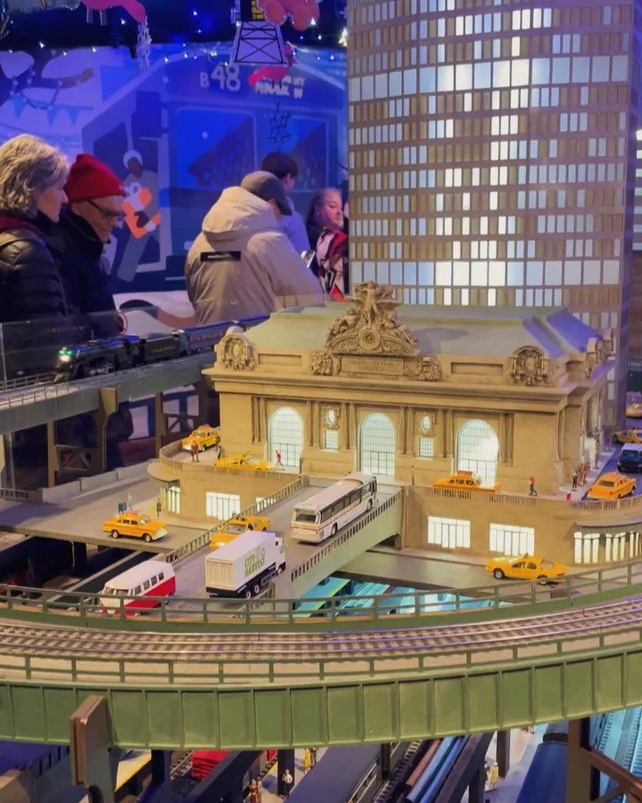Getting into the holiday spirit with some awesome model train viewing 🚂 @grandcentralnyc #nytransitmuseum #holidayfun #iloveny #ilovetrains