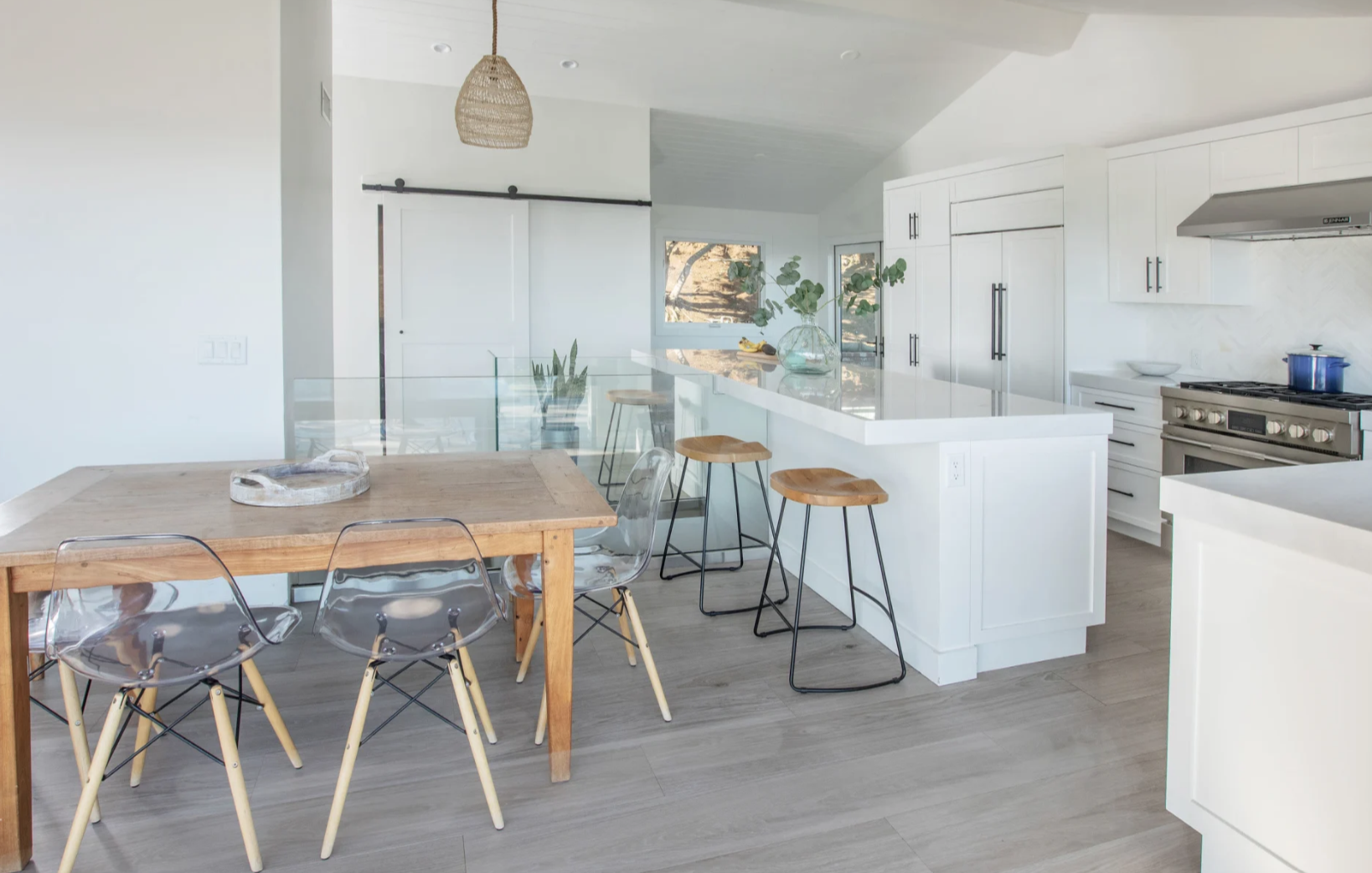 DINING ROOM.png