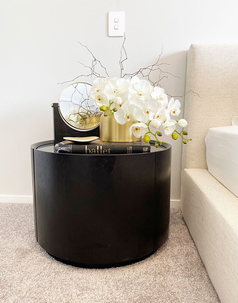 6-simple-ideas-to-help-you-create-beautiful-vignettes-in-your-home-simple-ideas-to-help-you-create-beautiful-vignettes-in-your-home-from-Interior-Designer-Shelley-Ferguson---side-table-with-objects-and-dried-flowers.jpg