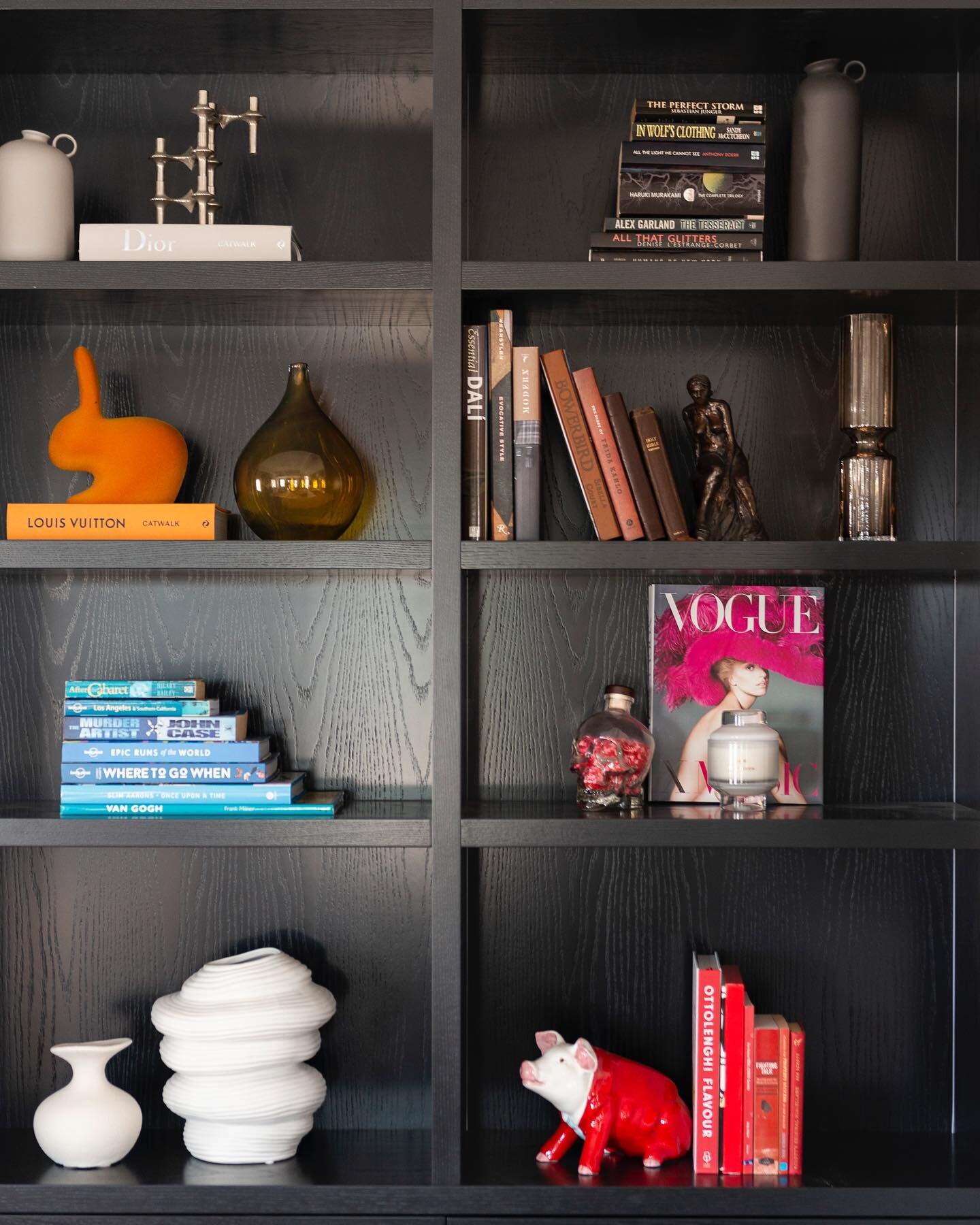 Colour blocked bookshelf compartments to create contrast against the black stained shelves⚡️