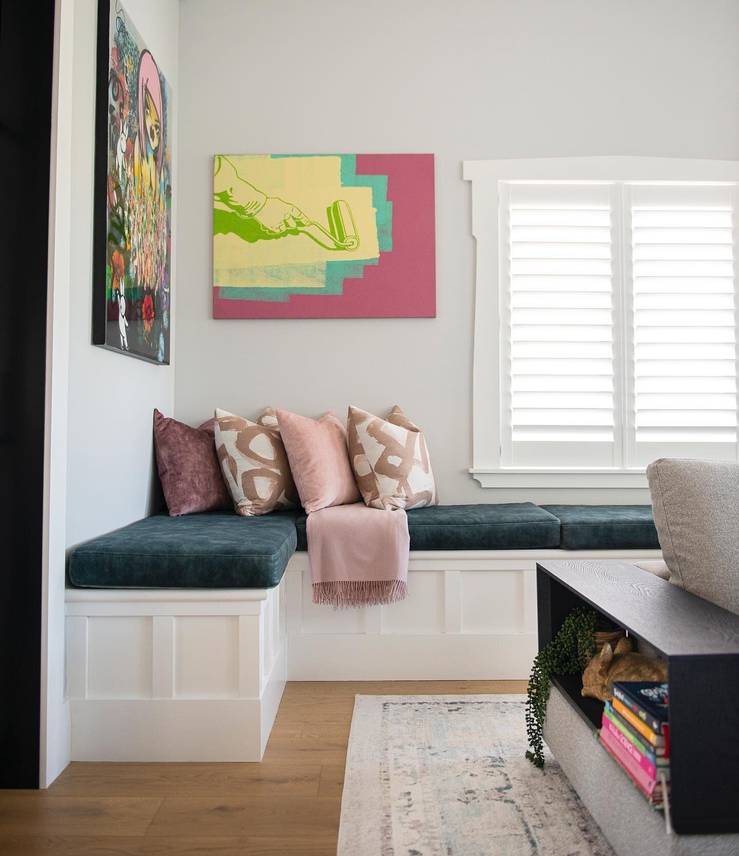 Adding a built-in bench seat in the corners of the kids living room in this home means the three girls have more space to sprawl, chill and hang out. They&rsquo;ve also taken to doing homework there! #bonus 

@broswickbuilders 
📷 @helenbankers