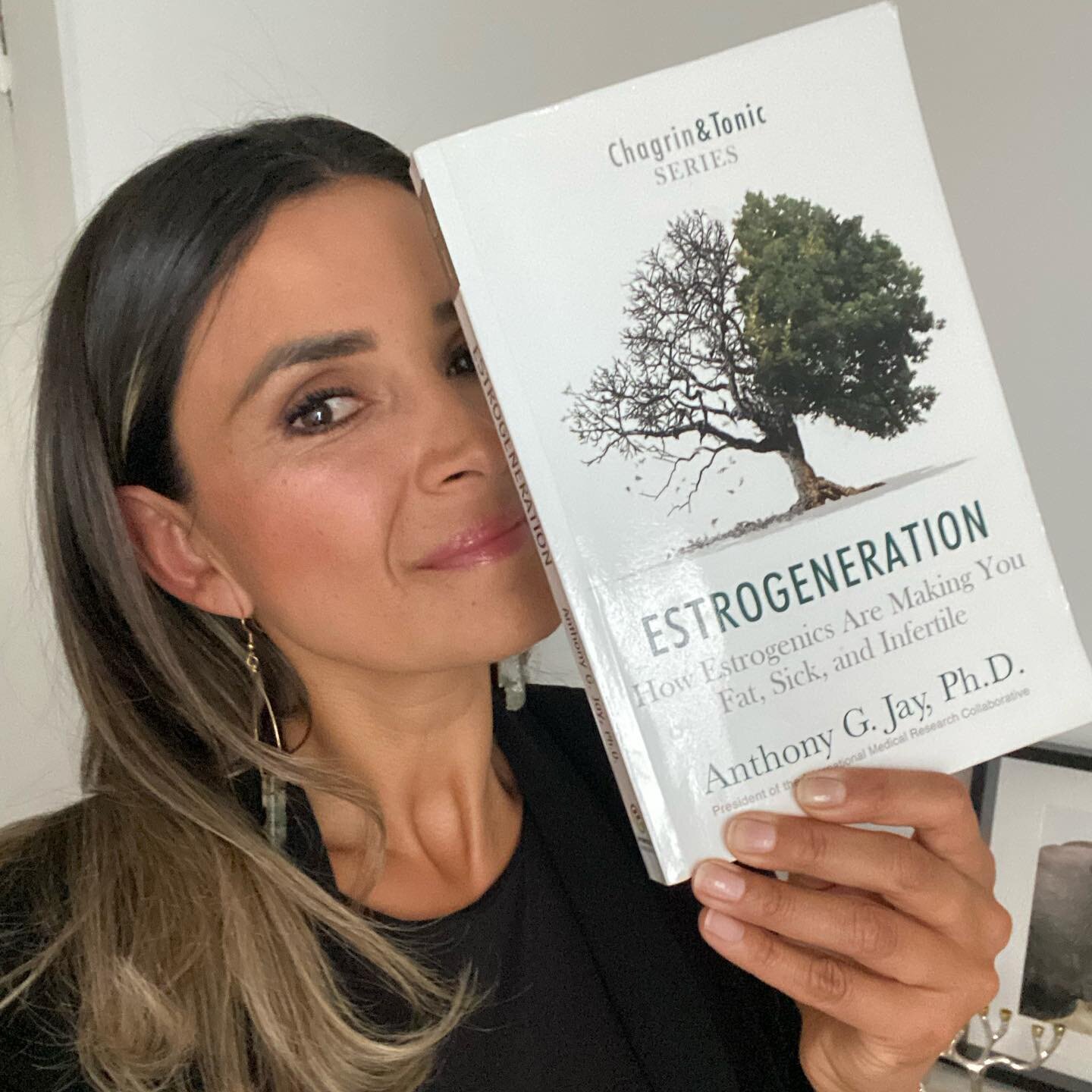 Spanish in comments 😉
I just finished this incredibly eye opening book by I&rsquo;ve been practicing for many years; ever since I heard the C- word at the oncologist office over 10+ years ago. Thank you @lowryisa for the recommendation 🙃

Dr @antho