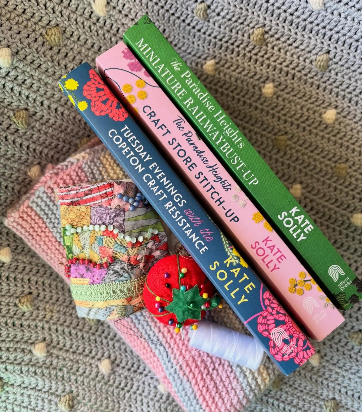 🪡 EVENT🪡
📖 THE PARADISE HEIGHTS RAILWAY BUST-UP 📖 
✍️ @katesollywriter 

I&rsquo;m speaking to the fabulous Kate Solly on Wednesday the 8th of April at 2pm at Diamond Valley Railway in Eltham. Tickets are free, but please book in! Books will be a